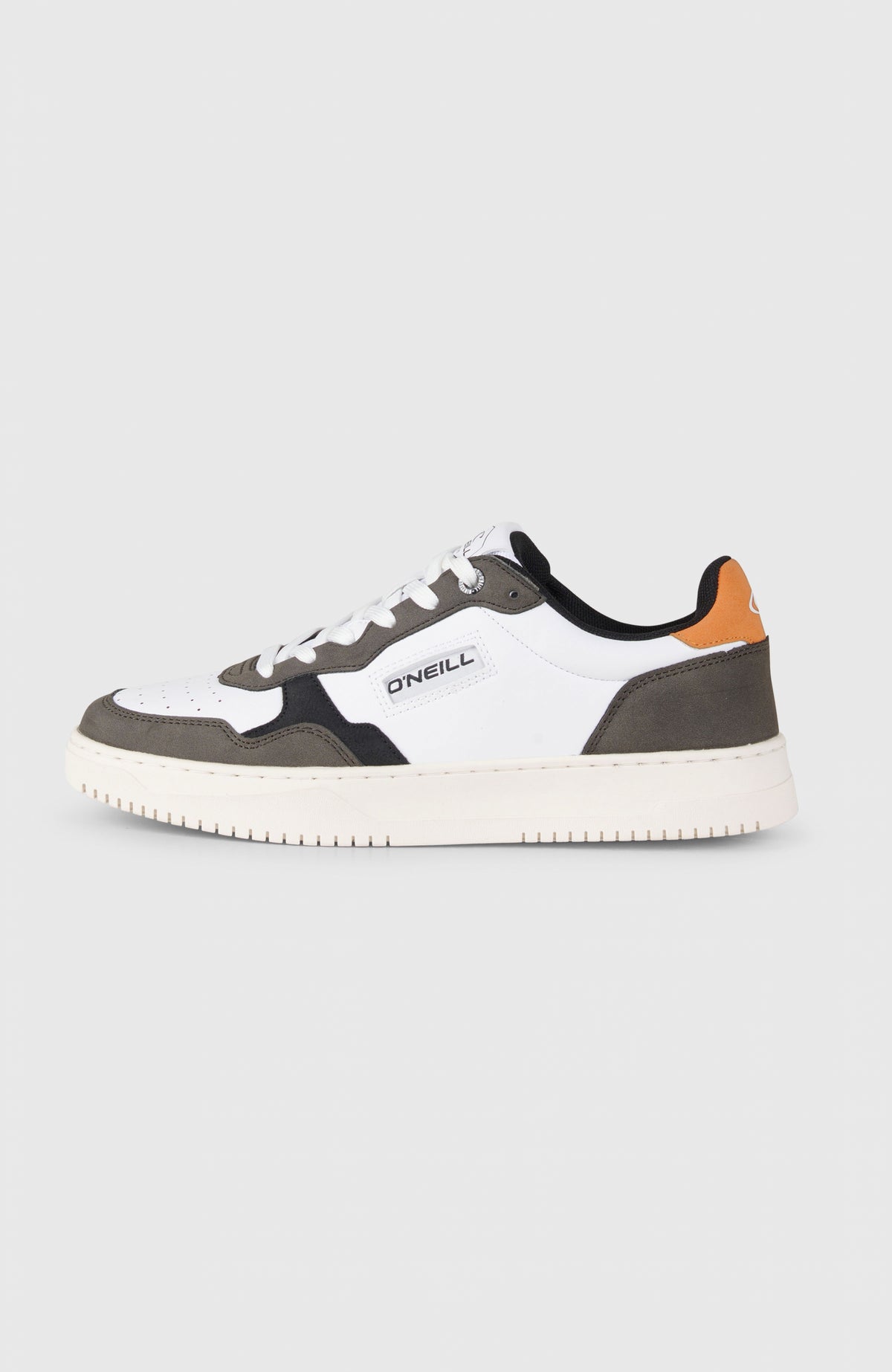 GALVESTON LOW Sneakers für Herren, weiß, freigestellt von der Seite mit seitlichem Logo und farbigem Fersenbesatz