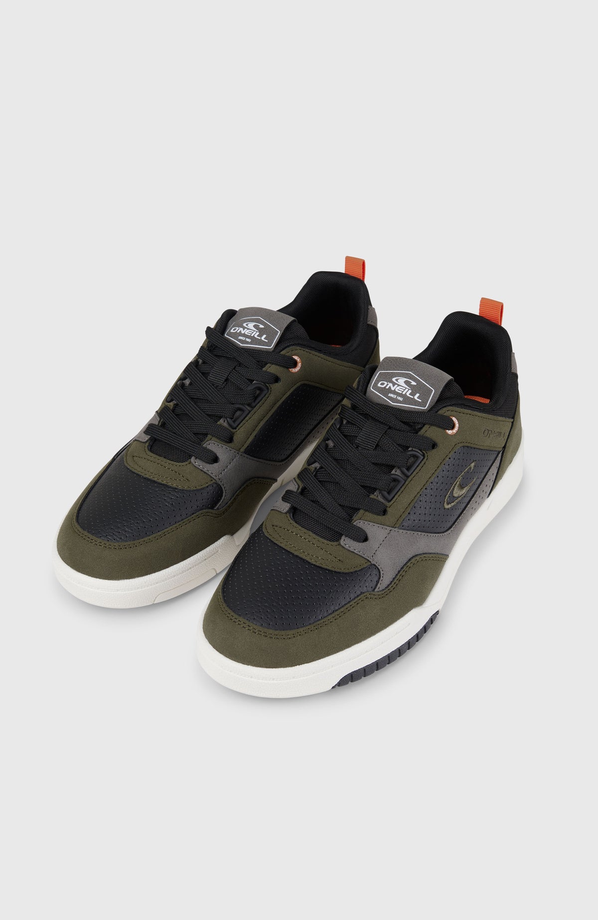 O'Neill CAMBRIA LOW Sneakers für Herren, schwarze Sneakers, freigestellt als Paar in der Ansicht von schräg vorne