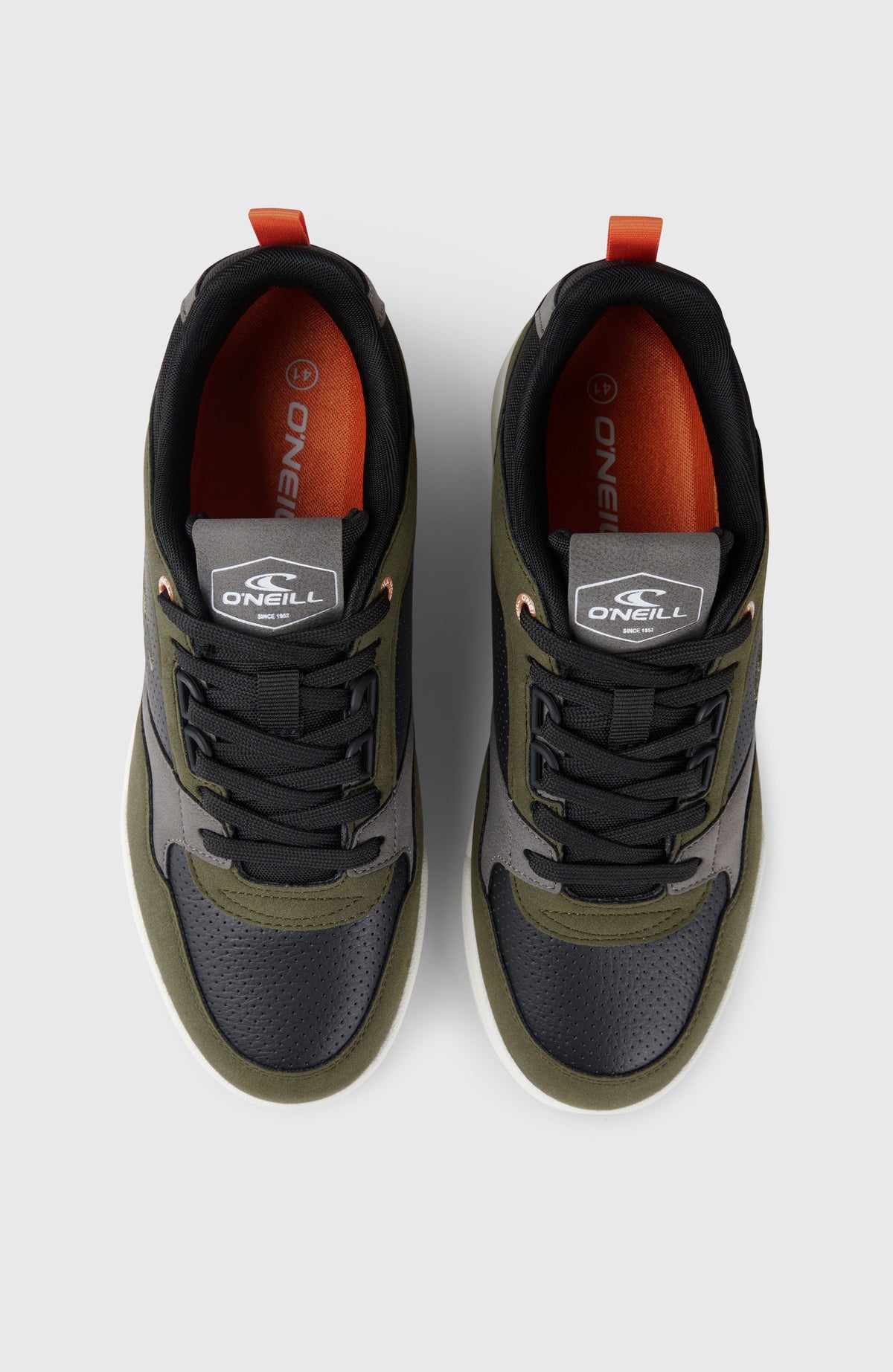 CAMBRIA LOW Sneakers für Herren, schwarze Sneakers, freigestellt in der Draufsicht mit Schnürung und Zunge