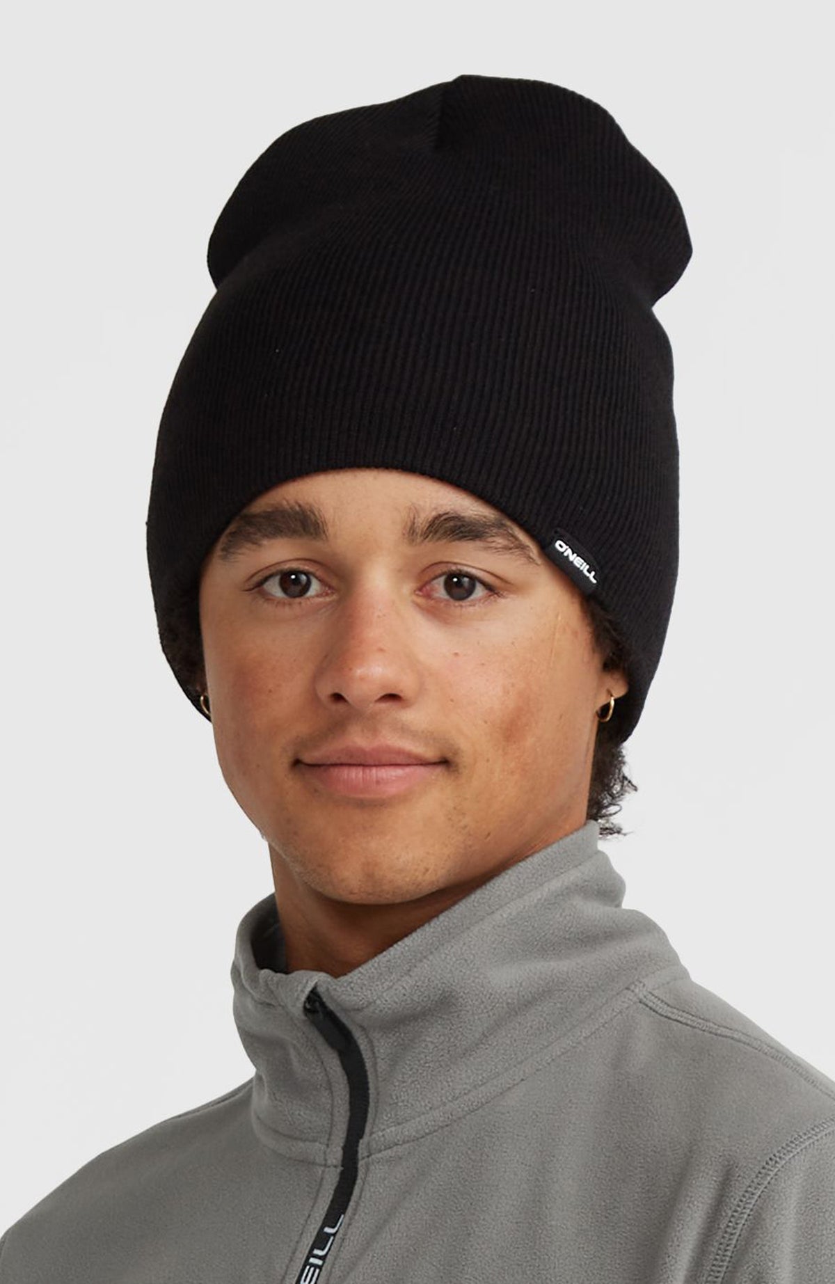 Schwarze Dolomite Beanie, getragen am Model in Frontalansicht mit kleinem Logo-Patch