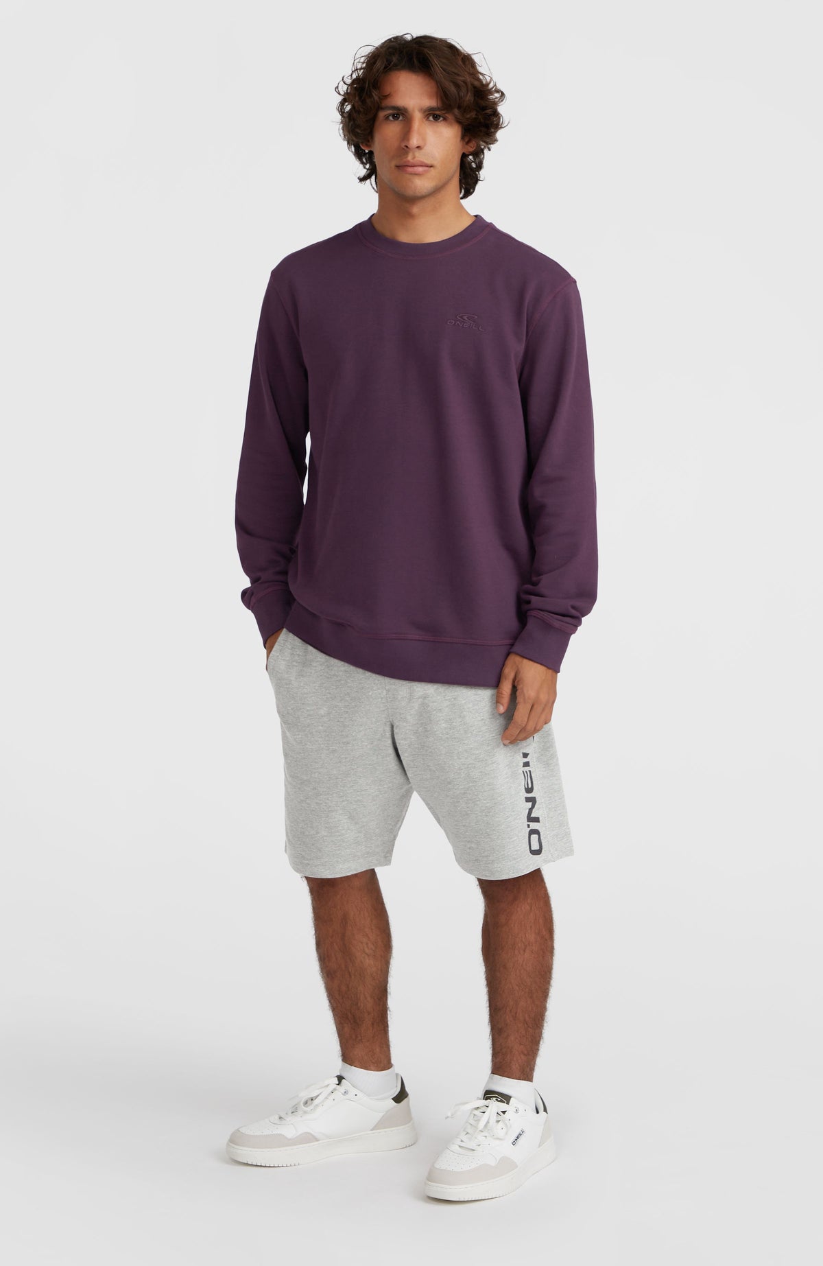 O'Neill Logo Sweatshorts für Herren, grau mit Logo-Print in Schwarz, Vorderansicht getragen am Model
