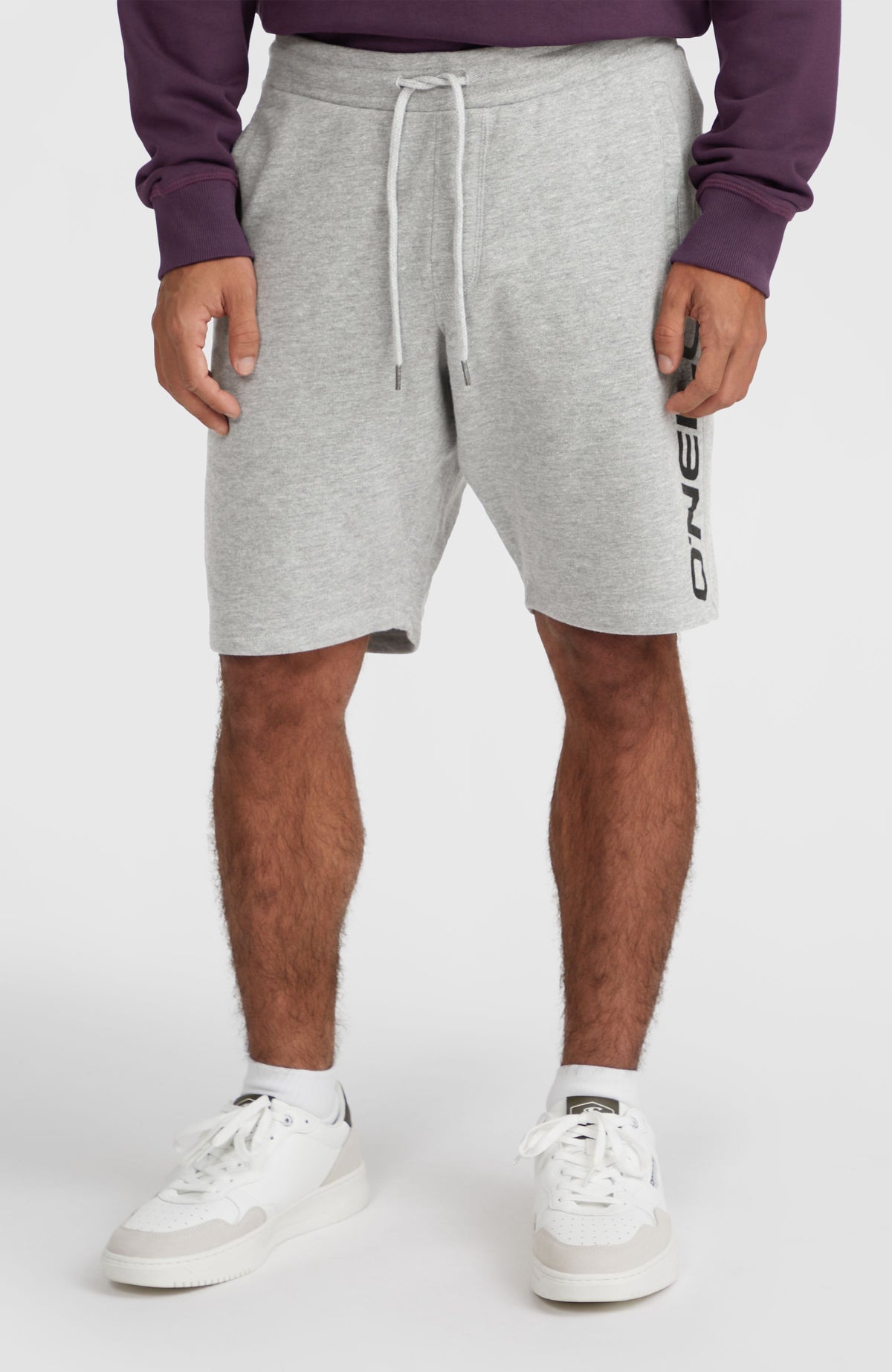 Logo Sweatshorts für Herren, grau mit Logo-Print in Schwarz, Nahaufnahme von Bund und Kordelzug am Model