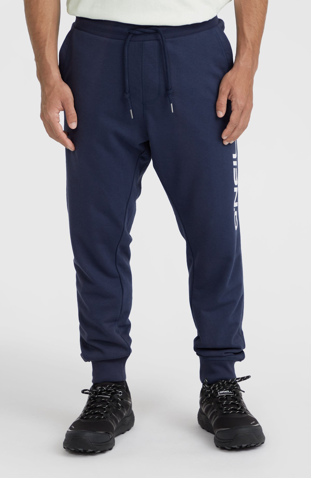 Blaue Logo Jogginghose für Herren mit Logo-Print in Weiß, Vorderansicht am Model mit Kordelzug