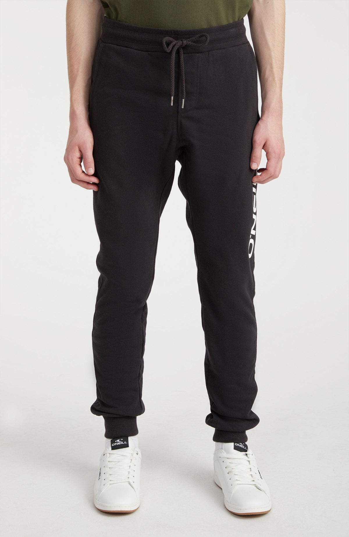 Logo Jogginghose für Herren, schwarz mit Logo-Print in Weiß, Vorderansicht am Model mit Kordelzug am Bund