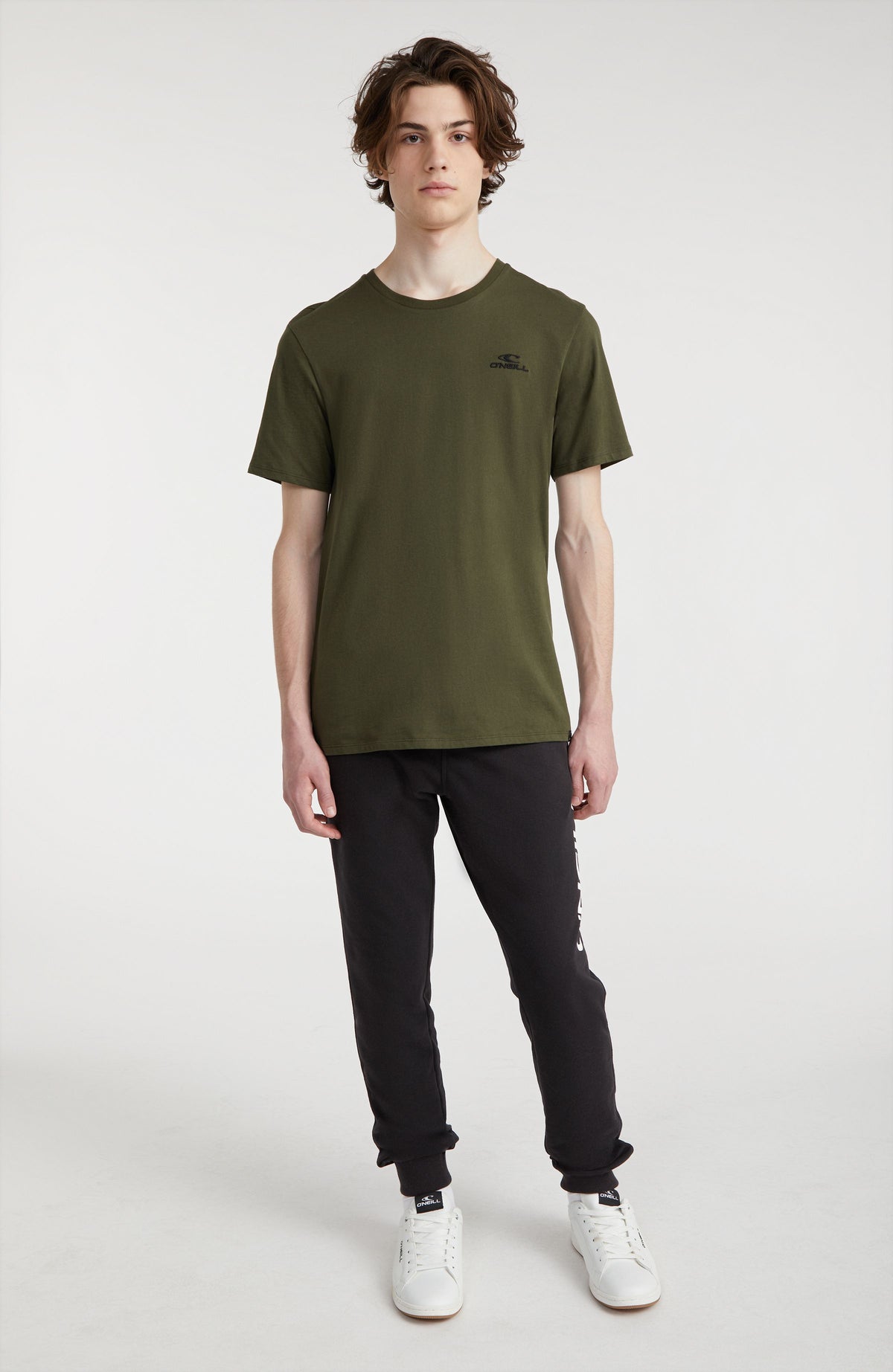 O'Neill Logo Jogginghose für Herren, schwarz mit Logo-Print in Weiß, getragen am Model in Ganzkörperansicht
