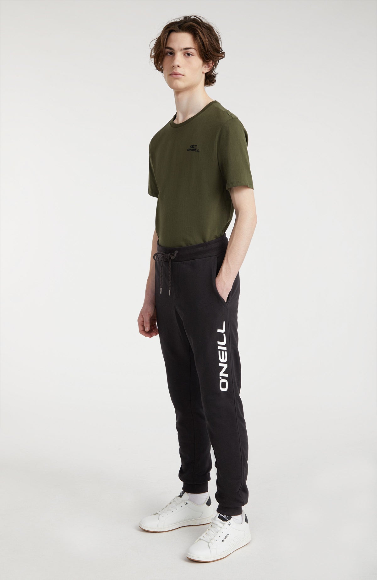 Logo Jogginghose für Herren, schwarz mit Logo-Print in Weiß, Halbprofilansicht am Model mit Seitentasche