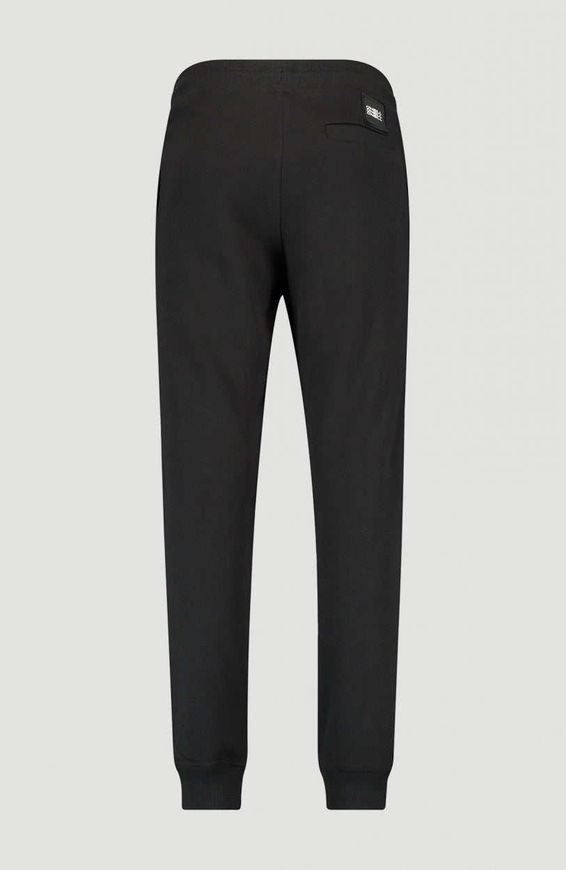 Logo Jogginghose für Herren, schwarz mit Logo-Print in Weiß, freigestellt von hinten mit Gesäßtasche