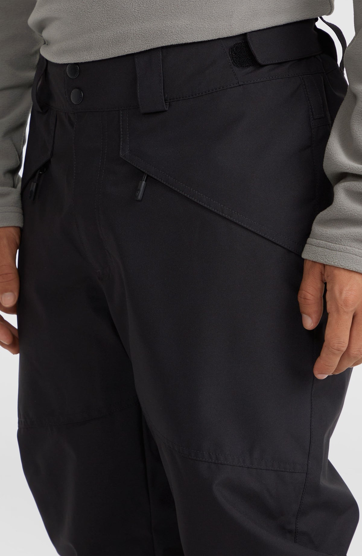 Hammer Regular Skihose, schwarz, Nahaufnahme von Bund und Reißverschlusstaschen am Model