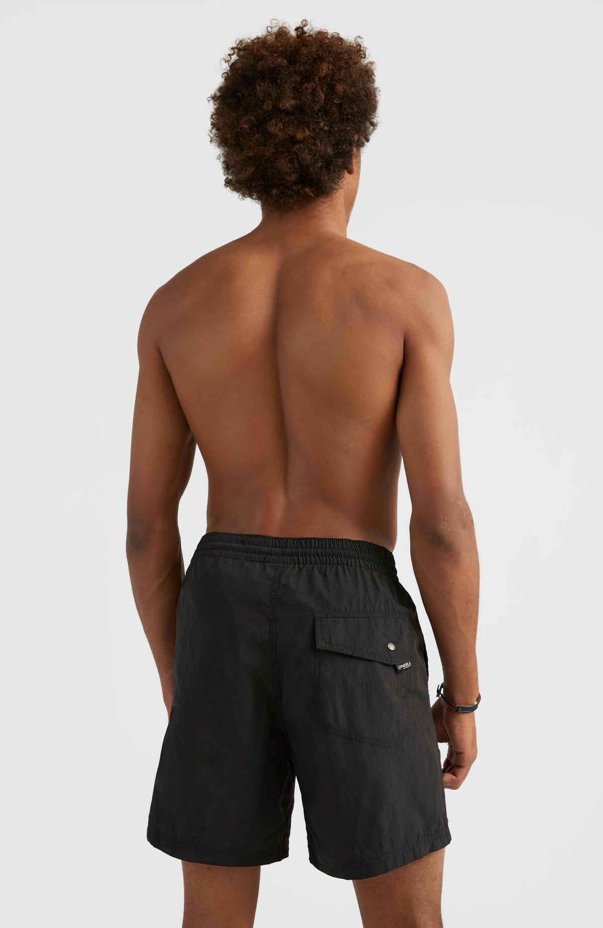 Vert 16'' Badehose für Herren, schwarz, Rückansicht getragen am Model mit elastischem Bund und Gesäßtasche