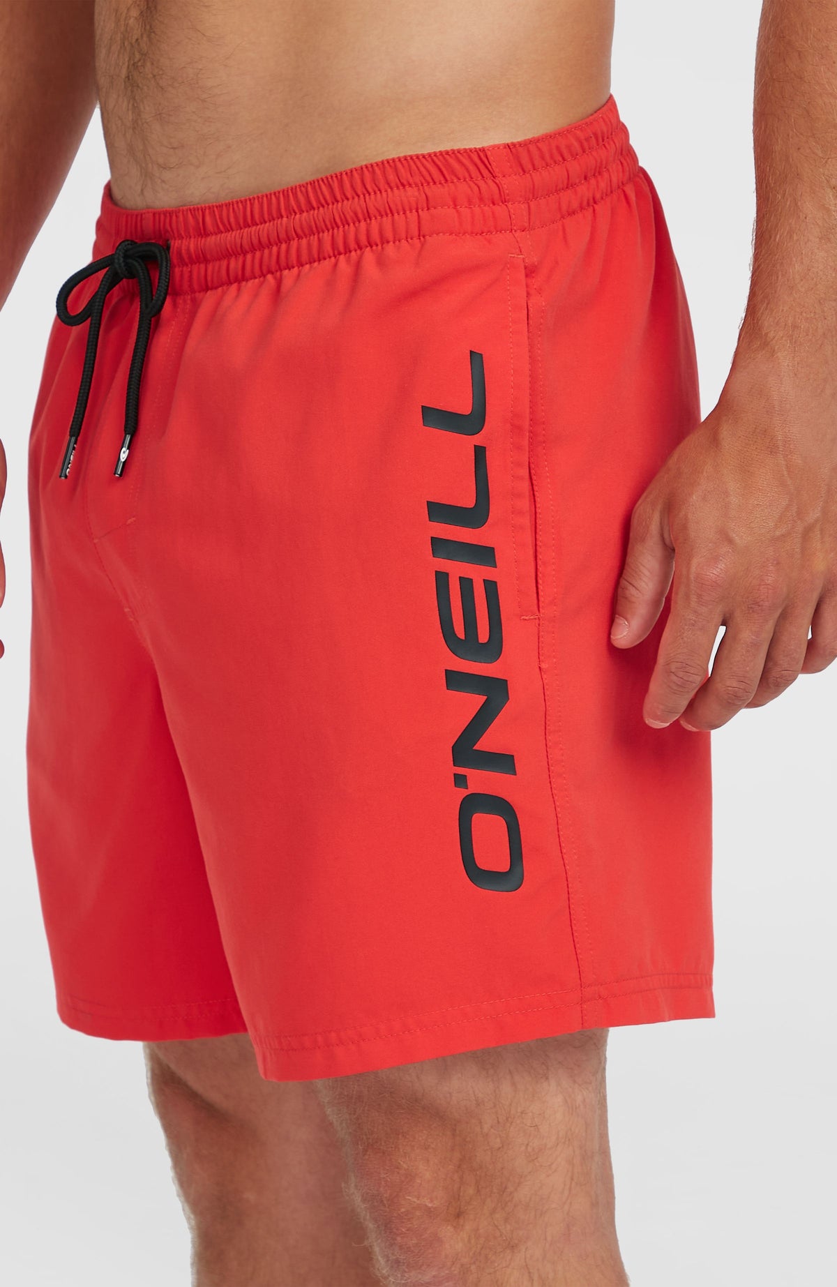 Cali 16'' Badehose für Herren, rot, Nahaufnahme mit schwarzem Logo-Print am Hosenbein