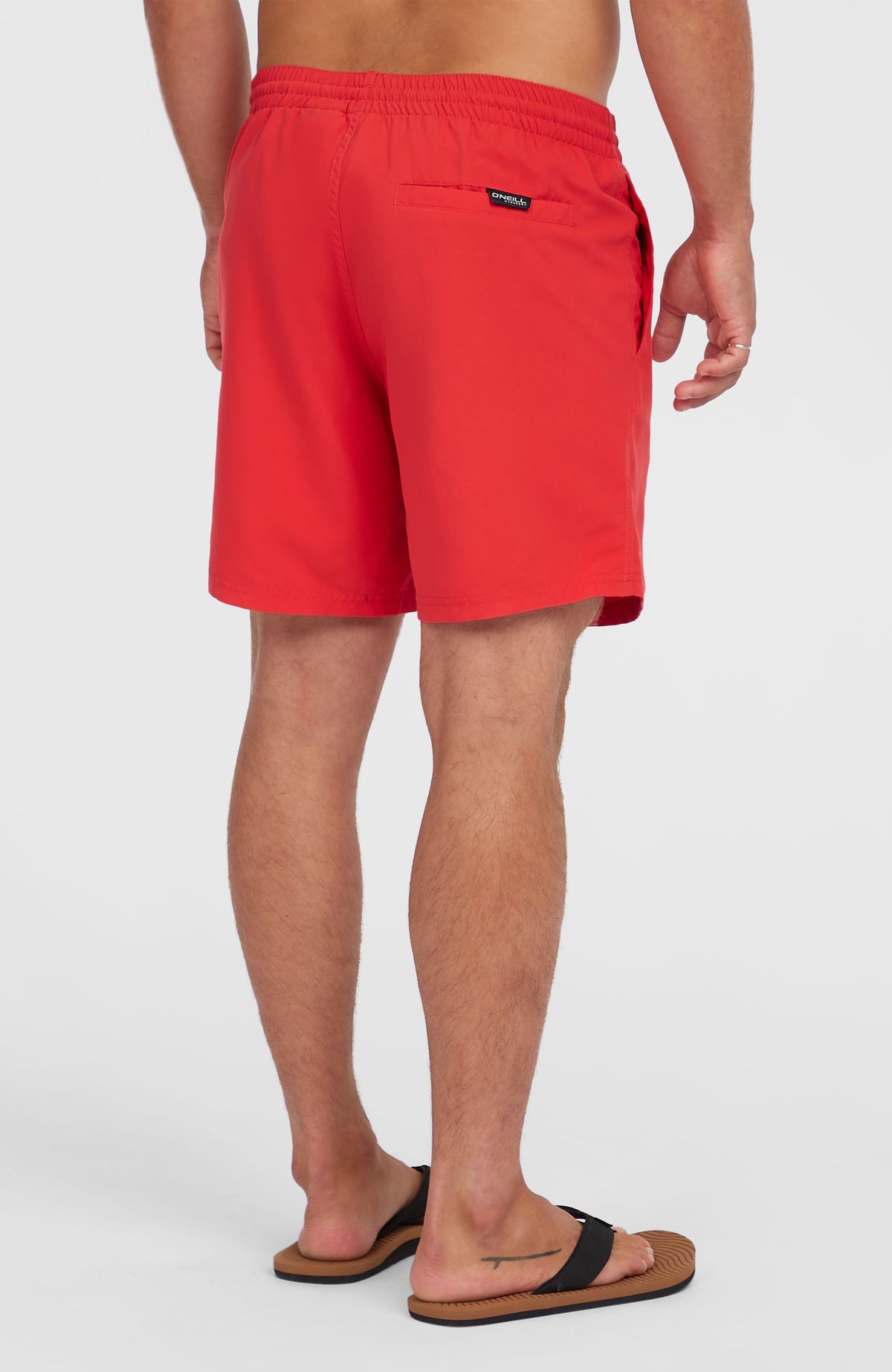 Rote Cali 16'' Badehose für Herren, getragen am Model von hinten, mit Gesäßtasche