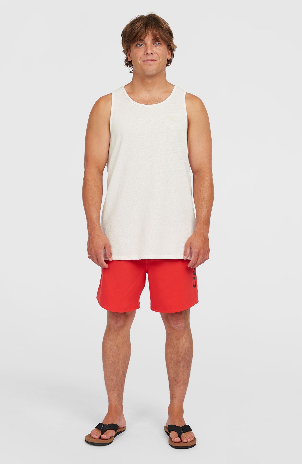 Cali 16'' Badehose für Herren, rot, Ganzkörperansicht am Model von vorne