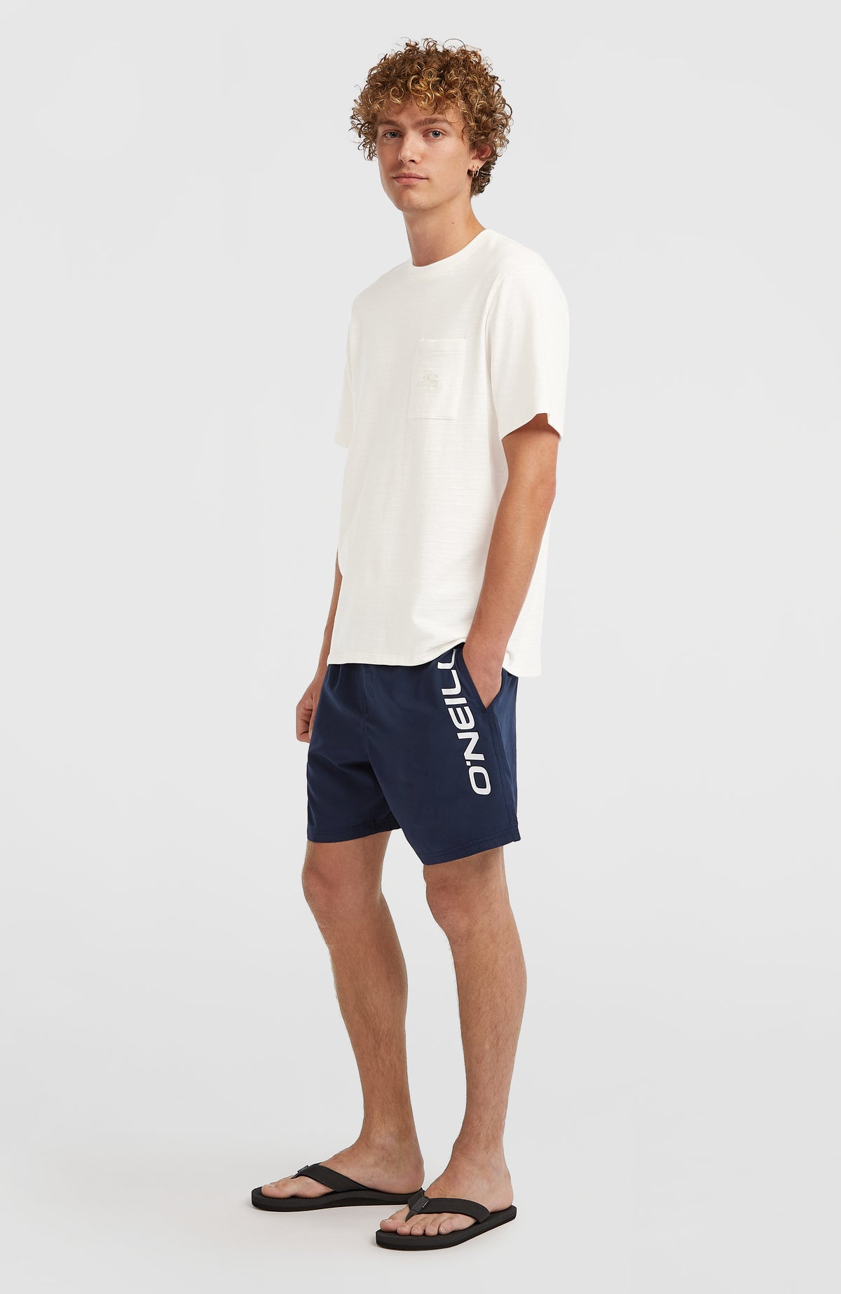 Cali 16'' Badehose für Herren, blau, getragen am Model in Ganzkörperansicht von der Seite
