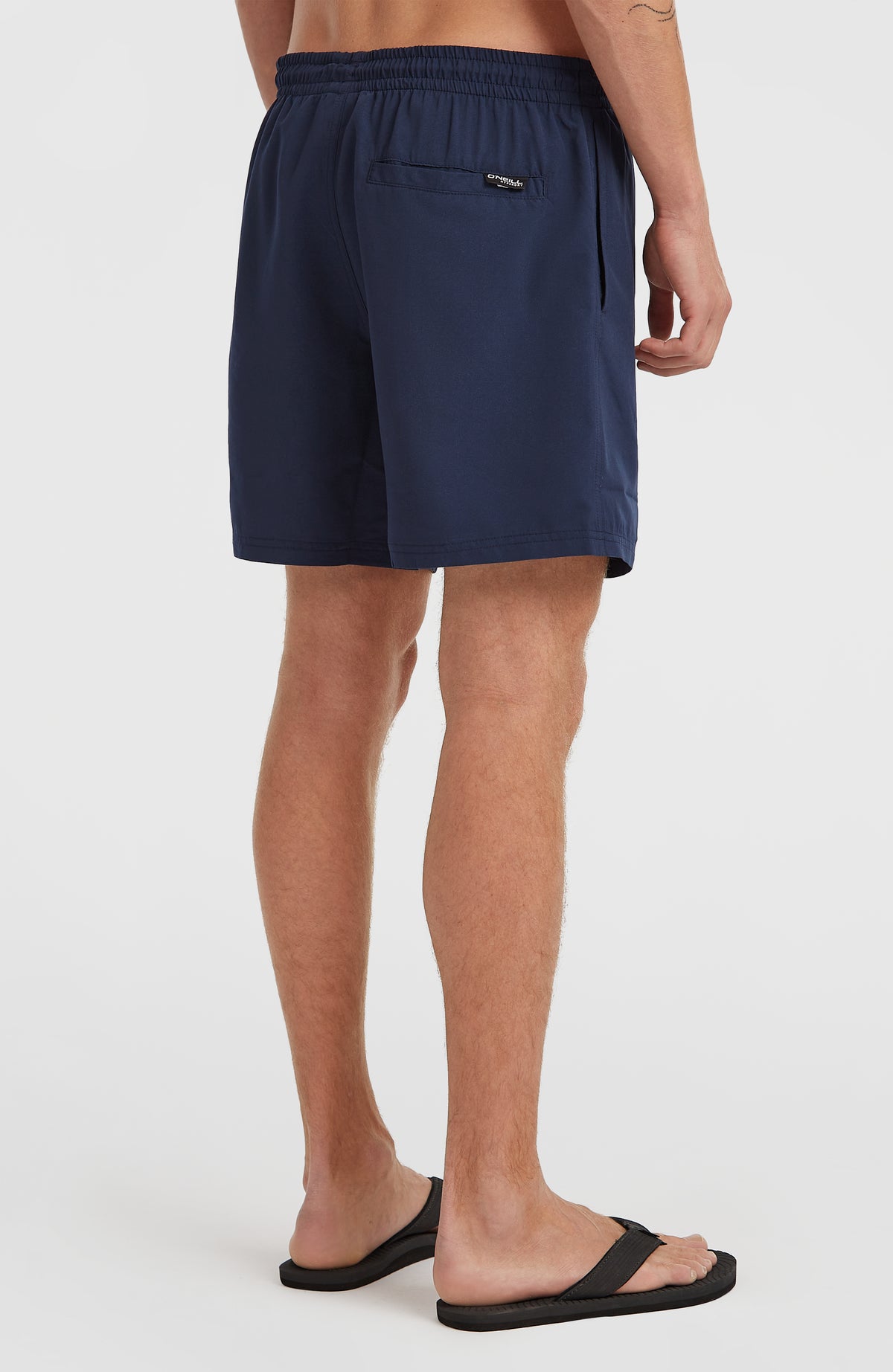 Cali 16'' Badehose für Herren, blau, Rückansicht getragen am Model mit Gesäßtasche
