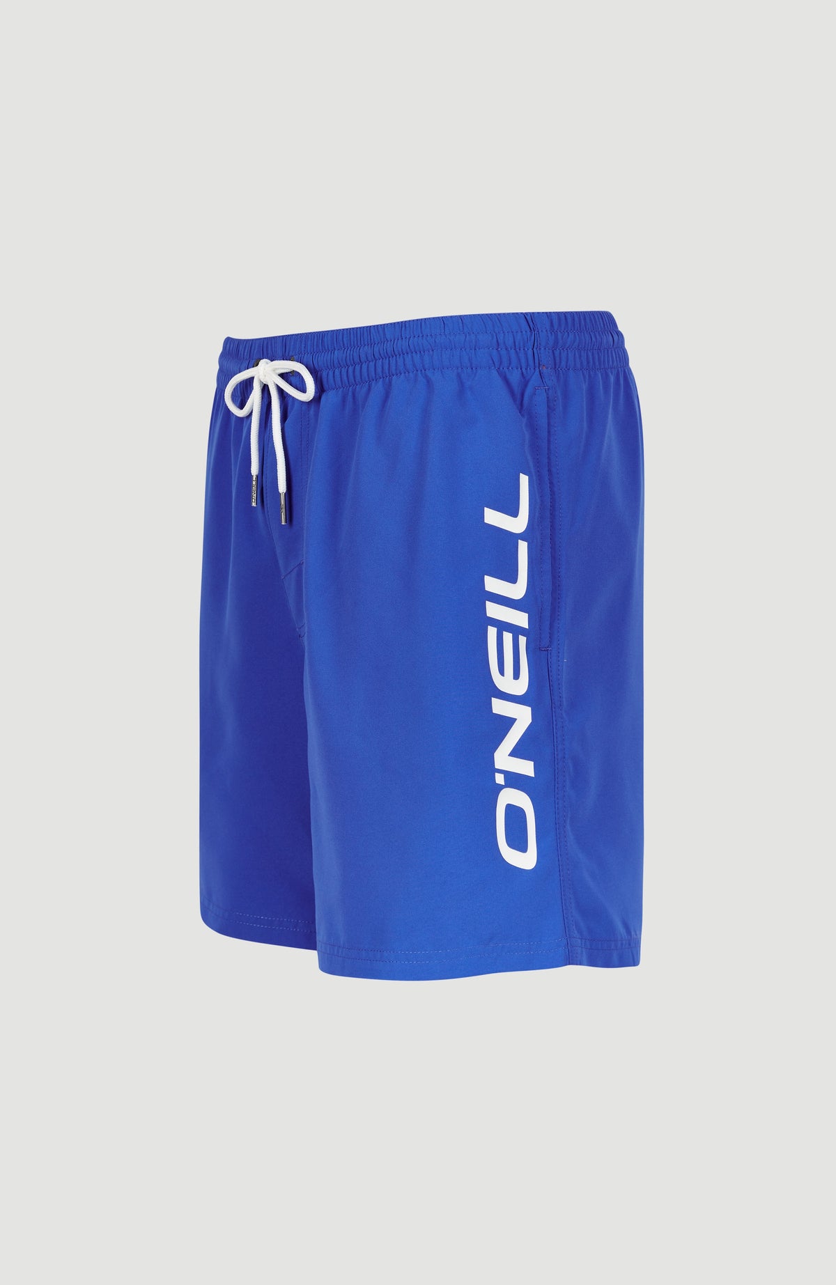 Cali 16'' Badehose, blau mit Logo-Print in Weiß, freigestellt in Schrägansicht