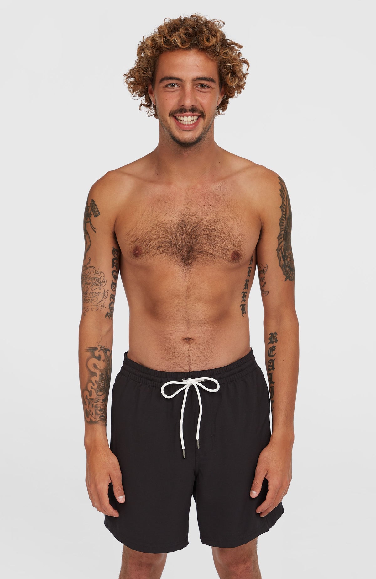 O'Neill Cali 16'' Badehose für Herren in Schwarz, Vorderansicht am Model, elastischer Bund mit Kordelzug