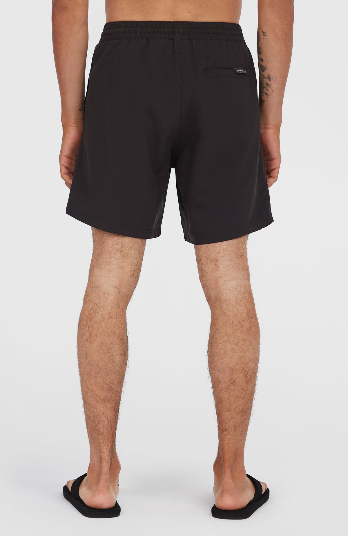 Cali 16'' Badehose für Herren in Schwarz, Rückansicht getragen am Model, Gesäßtasche mit kleinem Logo-Label