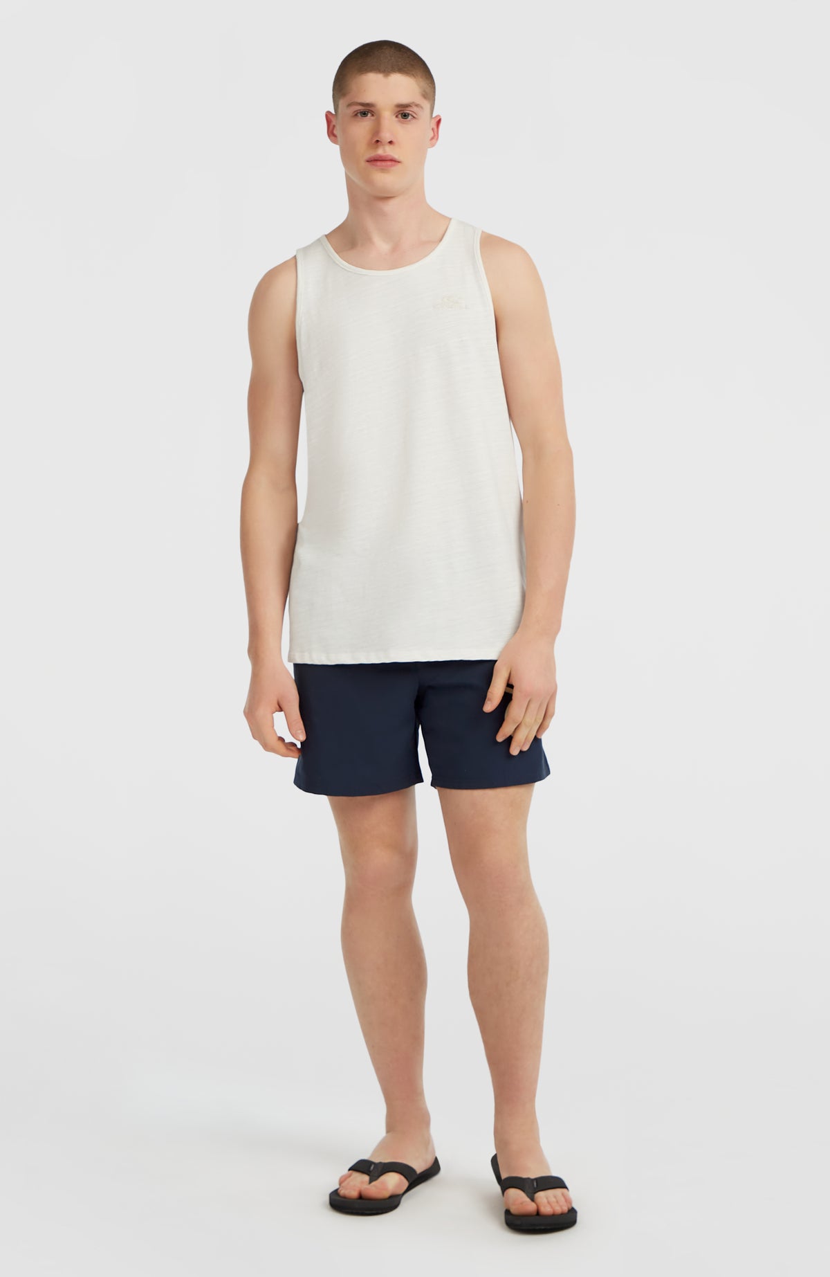 Original Cali 16'' Badehose für Herren, blau mit Logo-Print in Weiß, Ganzkörperansicht am Model von vorne