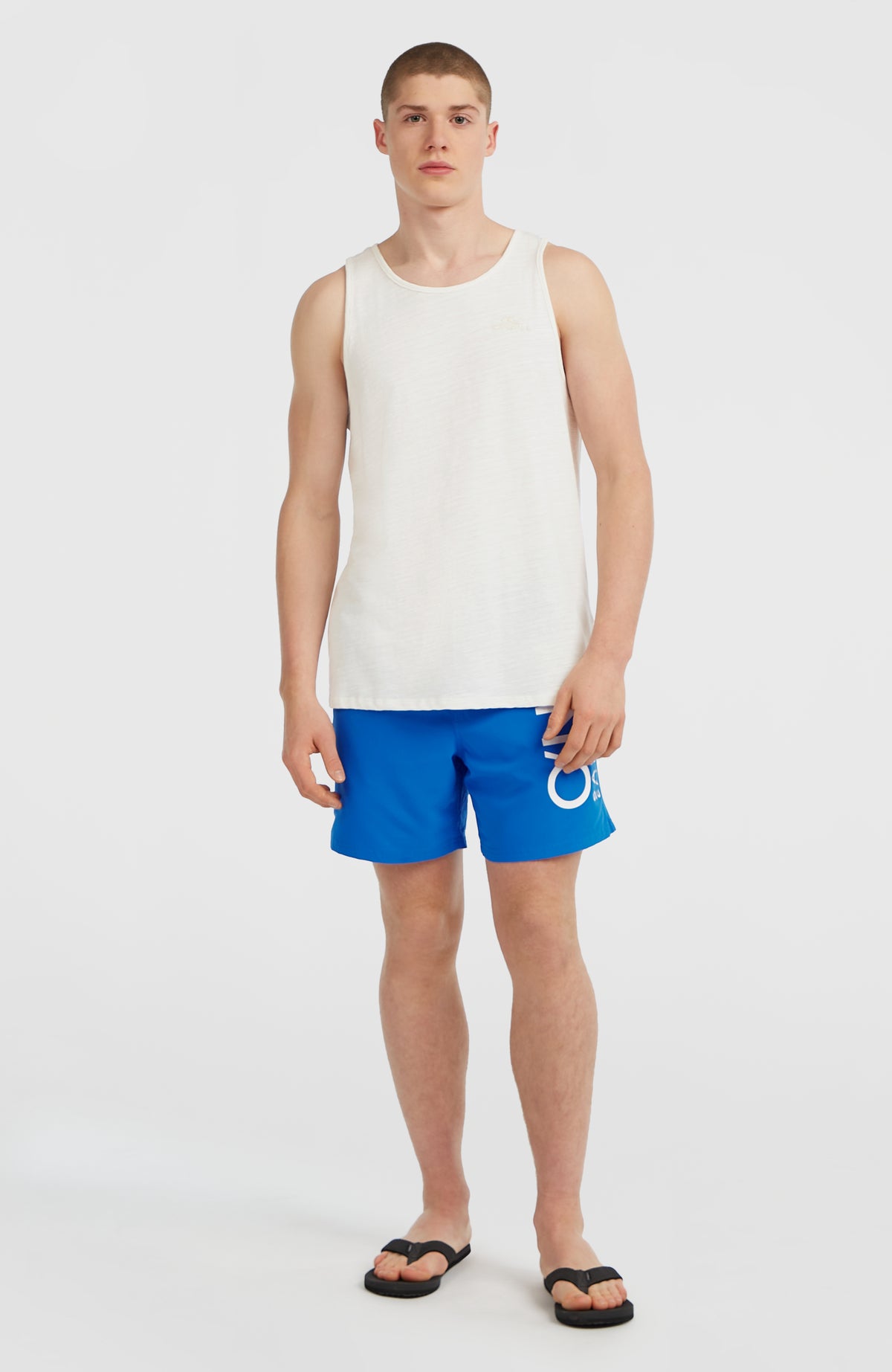 Original Cali 16'' Badehose für Herren, blau mit Logo-Print in Weiß, Ganzkörperansicht getragen am Model