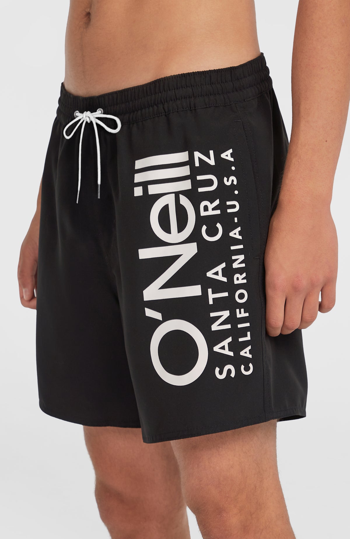 Original Cali 16'' Badehose für Herren, schwarz mit Logo-Print in Weiß, Nahaufnahme am Bein von der Seite
