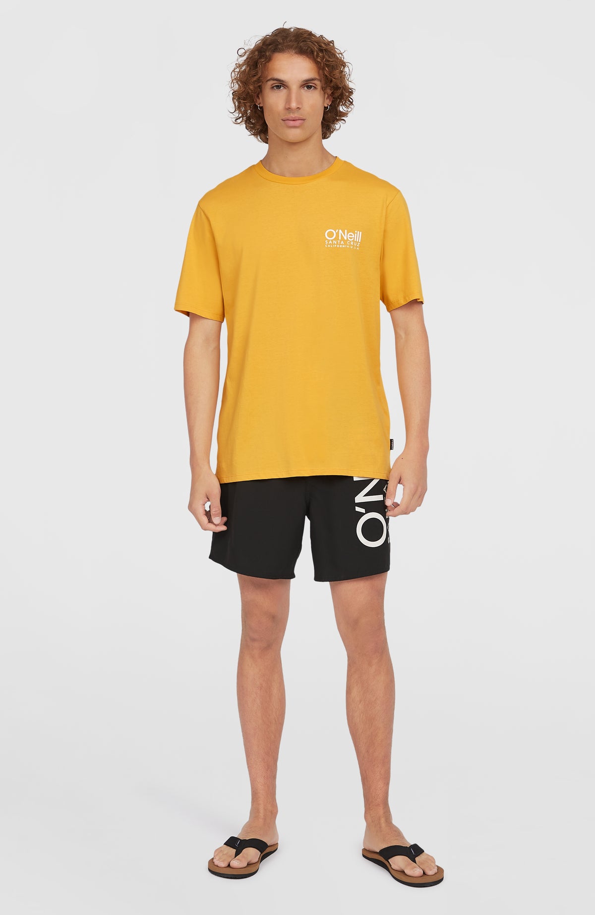 Original Cali 16'' Badehose für Herren, schwarz mit Logo-Print in Weiß, am Model in Ganzkörperansicht von vorne