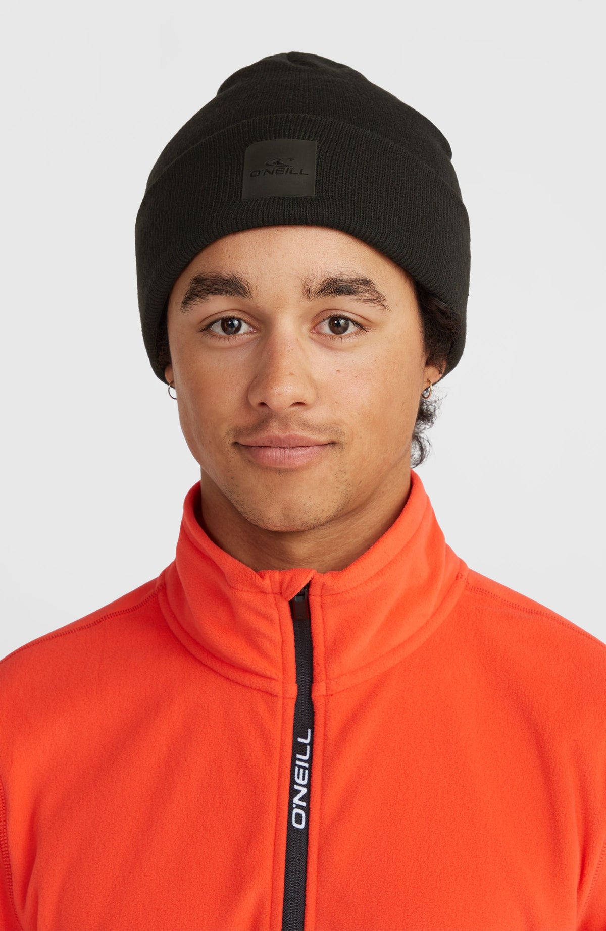 Cube Beanie für Herren, schwarz, getragen am Model, Frontalansicht mit Logo-Patch