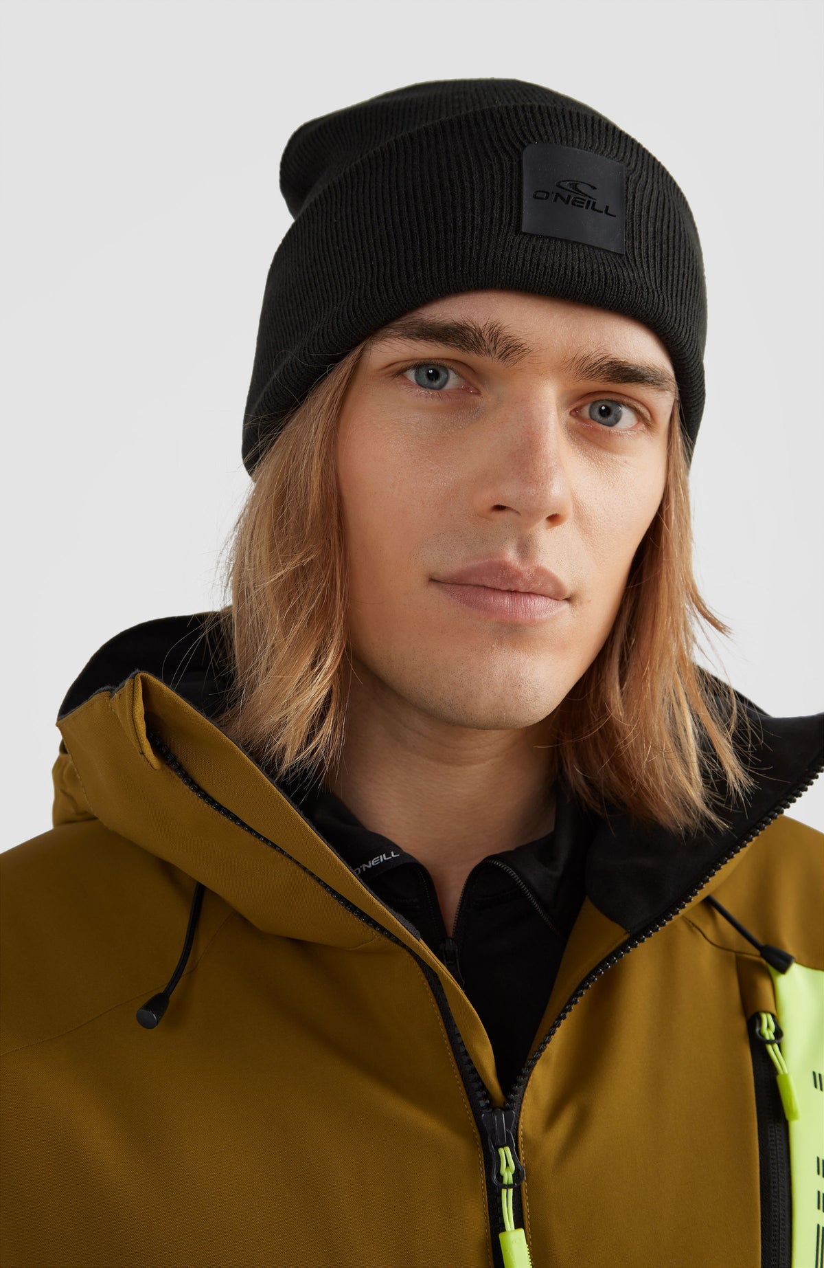 Cube Beanie für Herren, schwarz, getragen am Model, Frontalaufnahme mit Reißverschlussjacke