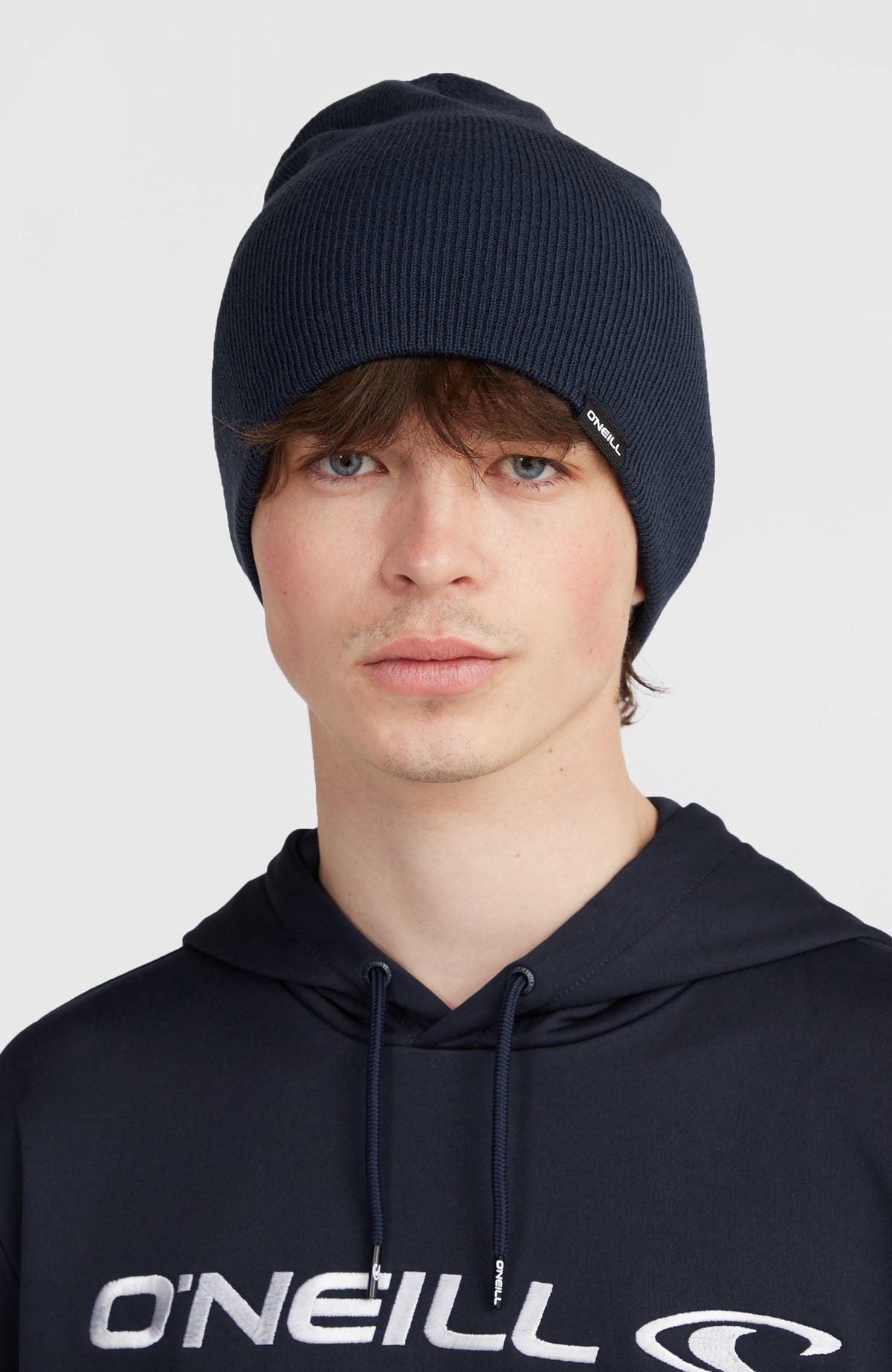 Dolomite Beanie, blau, getragen am Model in frontaler Ansicht mit sichtbarem Logo-Label