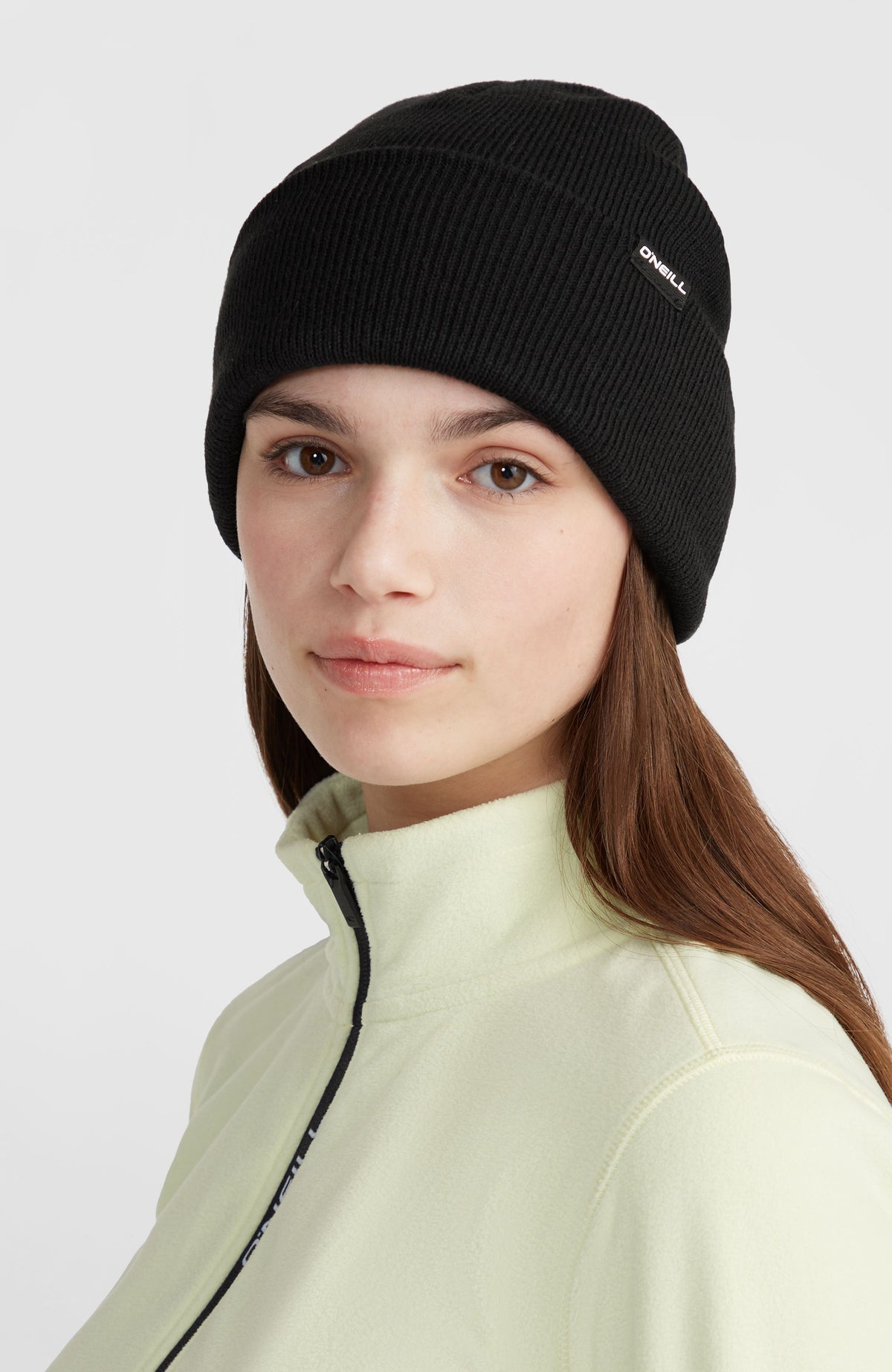 Dolomite Beanie, schwarz, getragen am Model mit umgeschlagenem Bündchen und Logo-Label