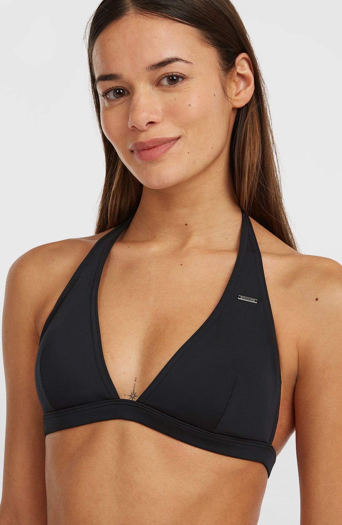 Maria Cruz Bikini-Set für Damen, schwarz, Nahaufnahme des Oberteils mit kleinem Metall-Logo am Model