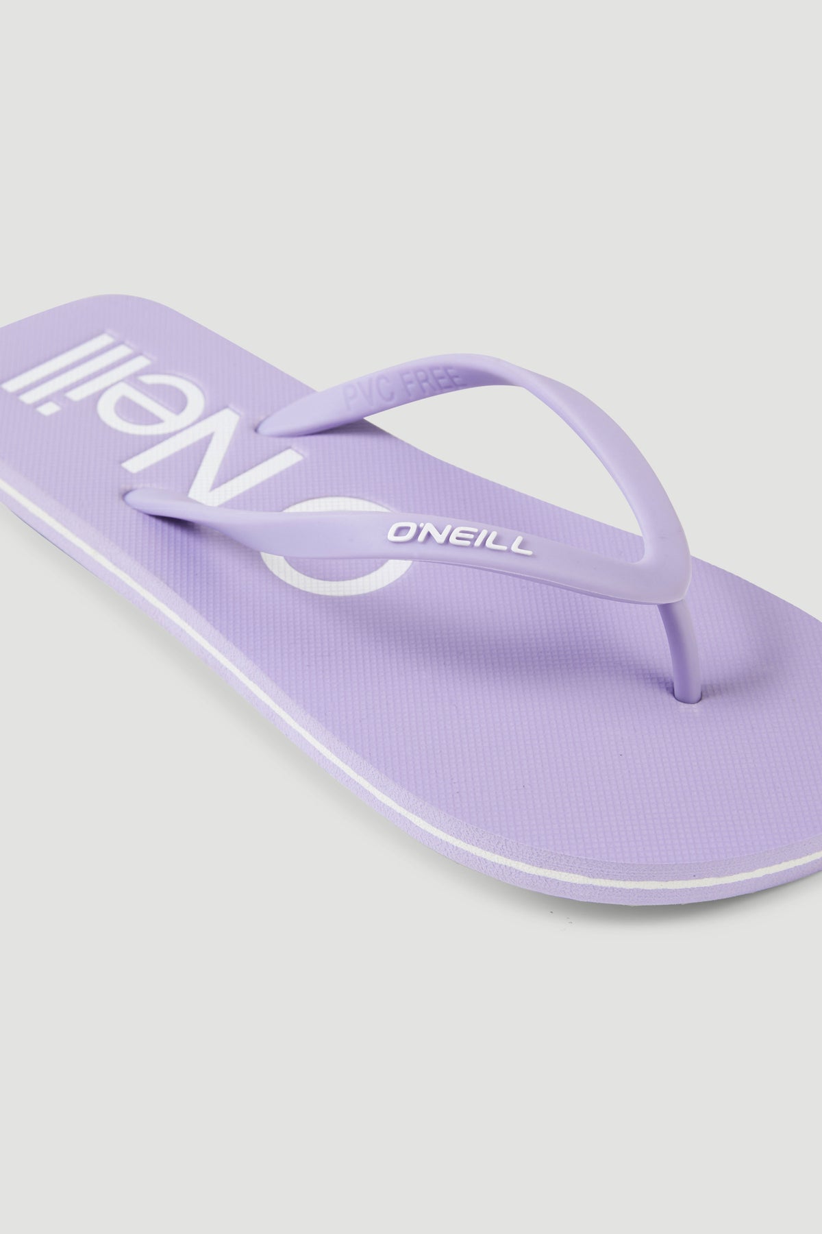Profile Logo Sandalen für Damen, lila mit Logo-Print in Weiß, Nahaufnahme des Riemens mit Logo-Schriftzug