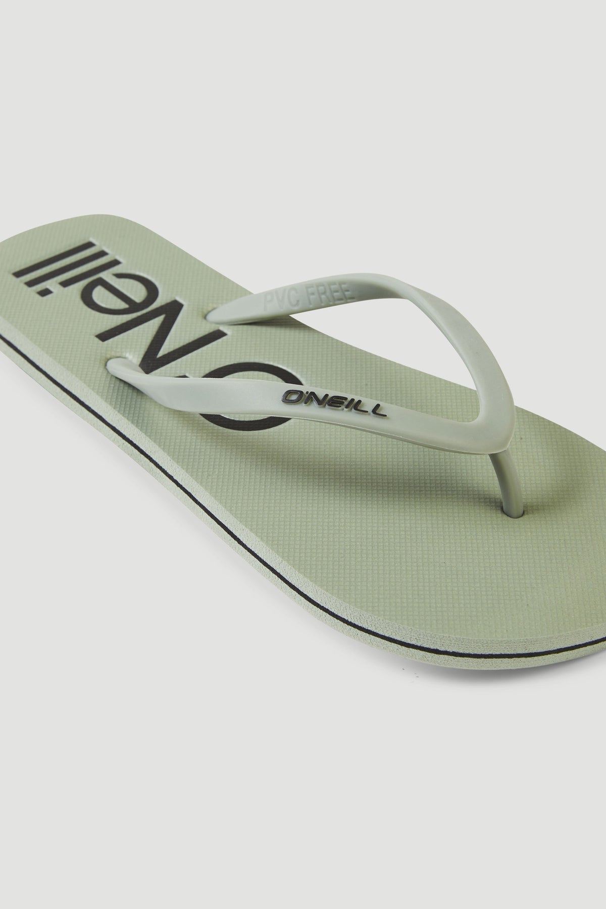 Profile Logo Sandalen für Damen, grün, Nahaufnahme des Zehenriemens mit Markenprägung