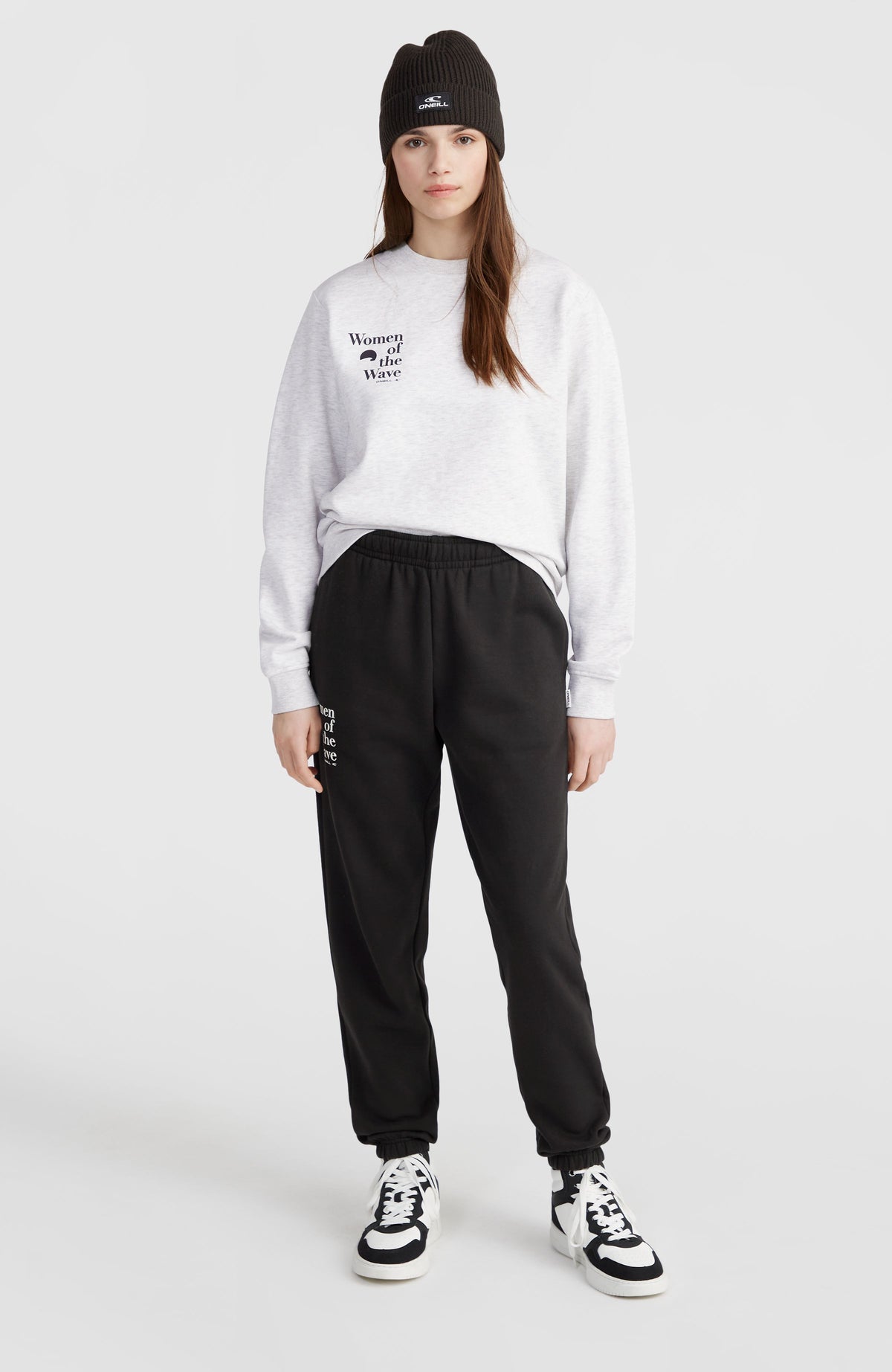 O'Neill Women of the Wave Jogginghose für Damen, schwarz mit Logo-Print in Weiß, am Model von vorne