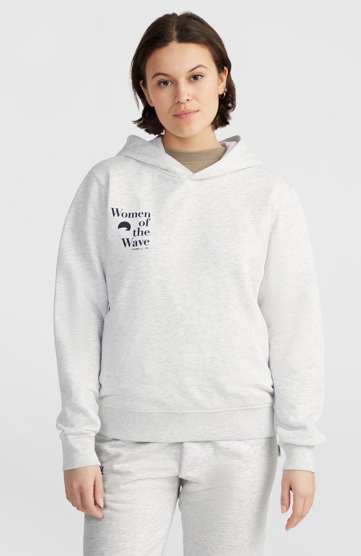 O'Neill Women of the Wave Hoodie für Damen, weiß mit Logo-Print in Schwarz, Vorderansicht getragen am Model