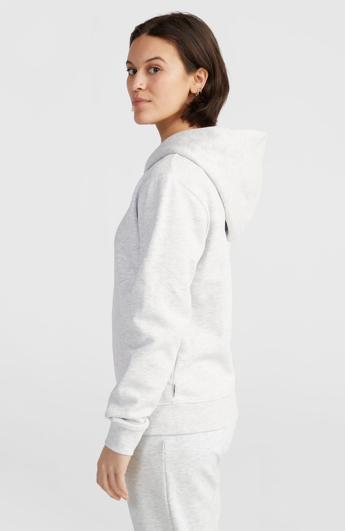 Women of the Wave Hoodie für Damen, weiß mit Logo-Print in Schwarz, Seitenansicht getragen am Model