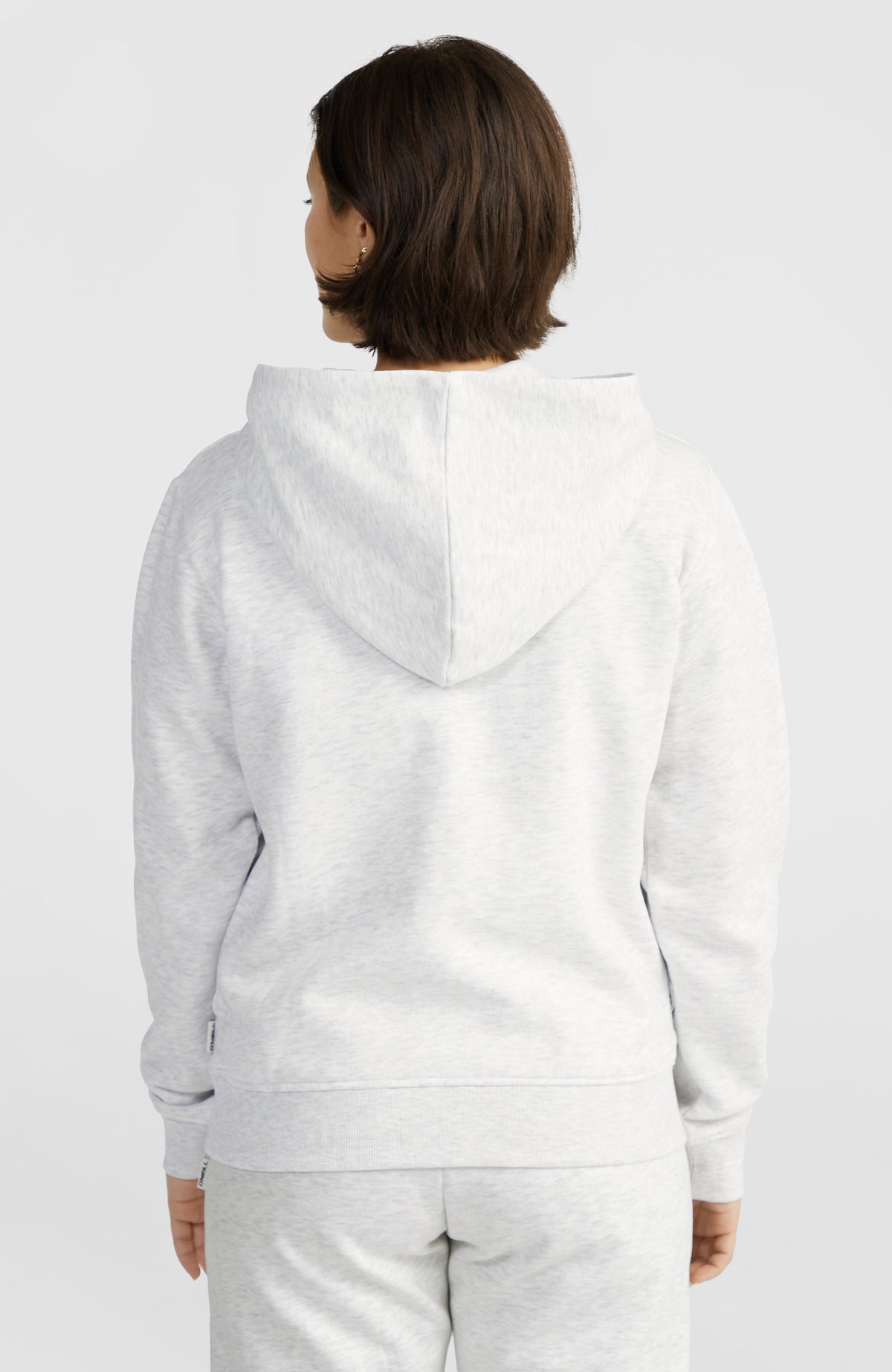 Women of the Wave Hoodie für Damen, weiß, Rückansicht getragen am Model mit Kapuze und geripptem Saum