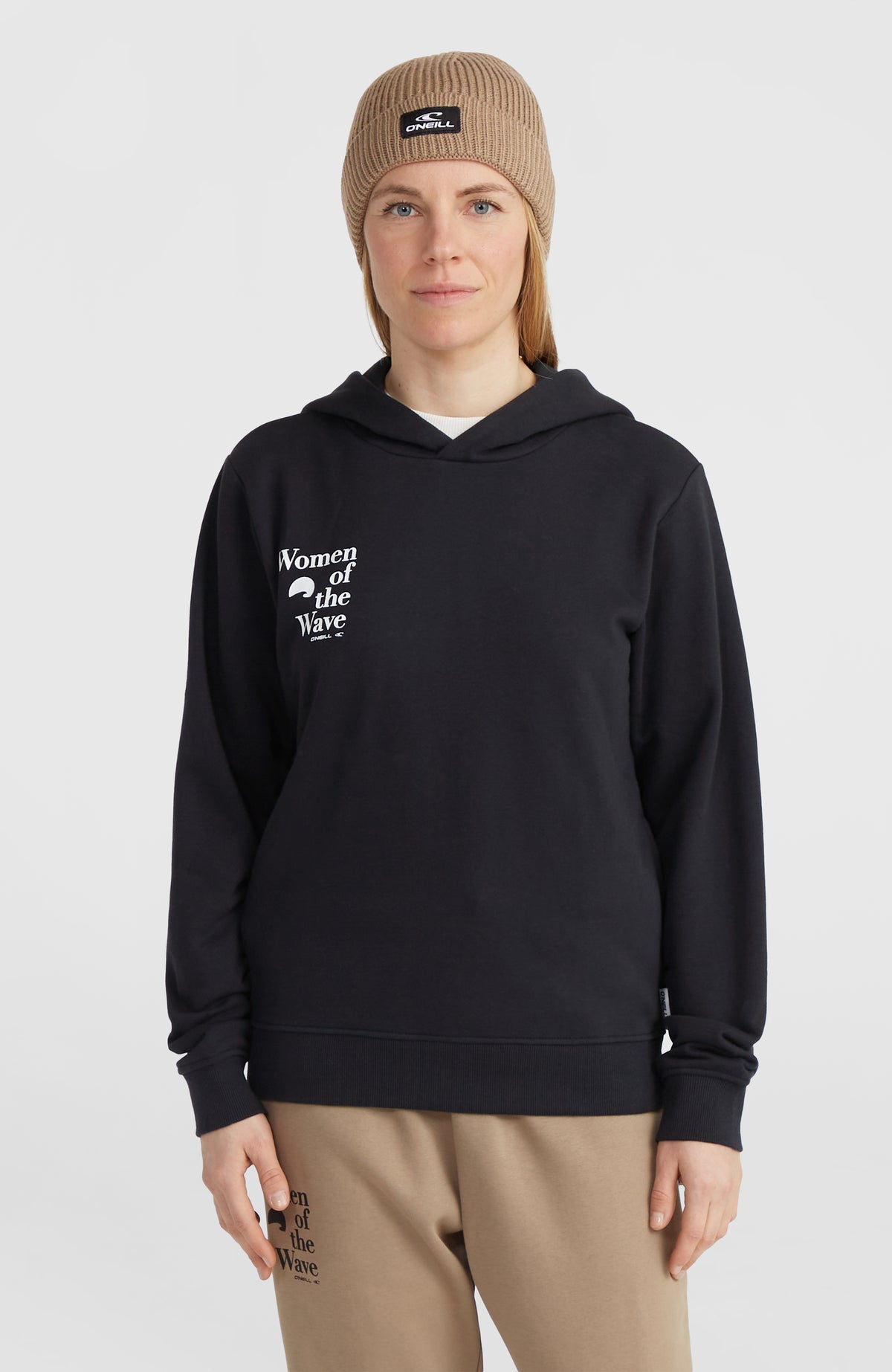O'Neill Women of the Wave Hoodie für Damen, schwarz mit Logo-Print in Weiß, Vorderansicht am Model