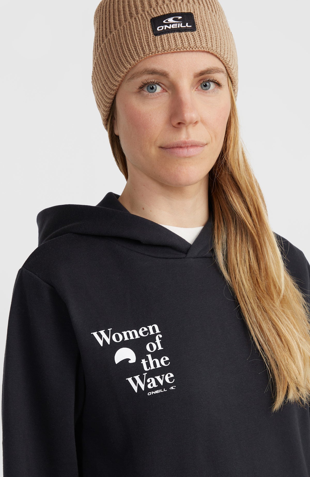 Women of the Wave Hoodie für Damen, schwarz, Nahaufnahme von Kragen und Logo-Print am Model