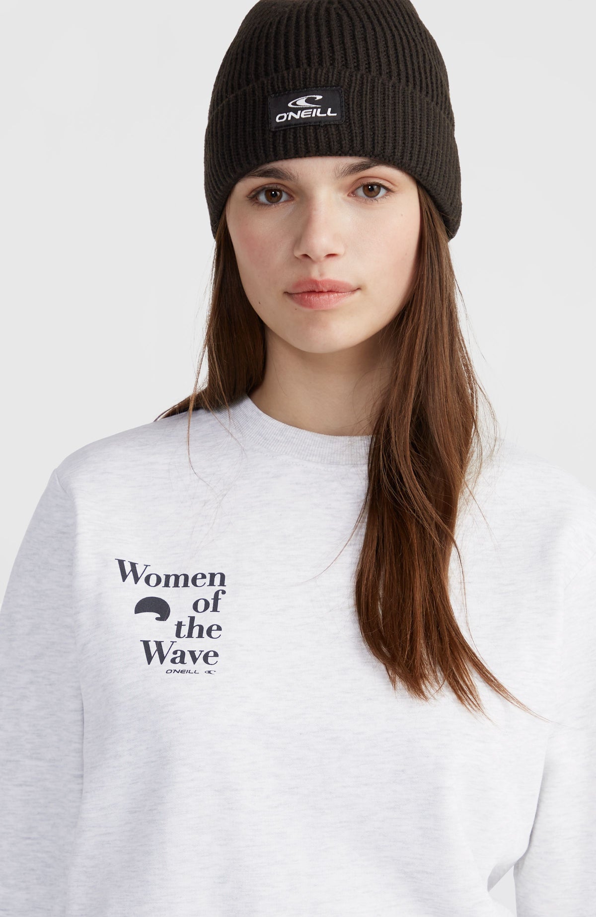 Women of the Wave Crew Sweatshirt für Damen, weiß mit Logo-Print in Schwarz, Nahaufnahme der Brustpartie am Model