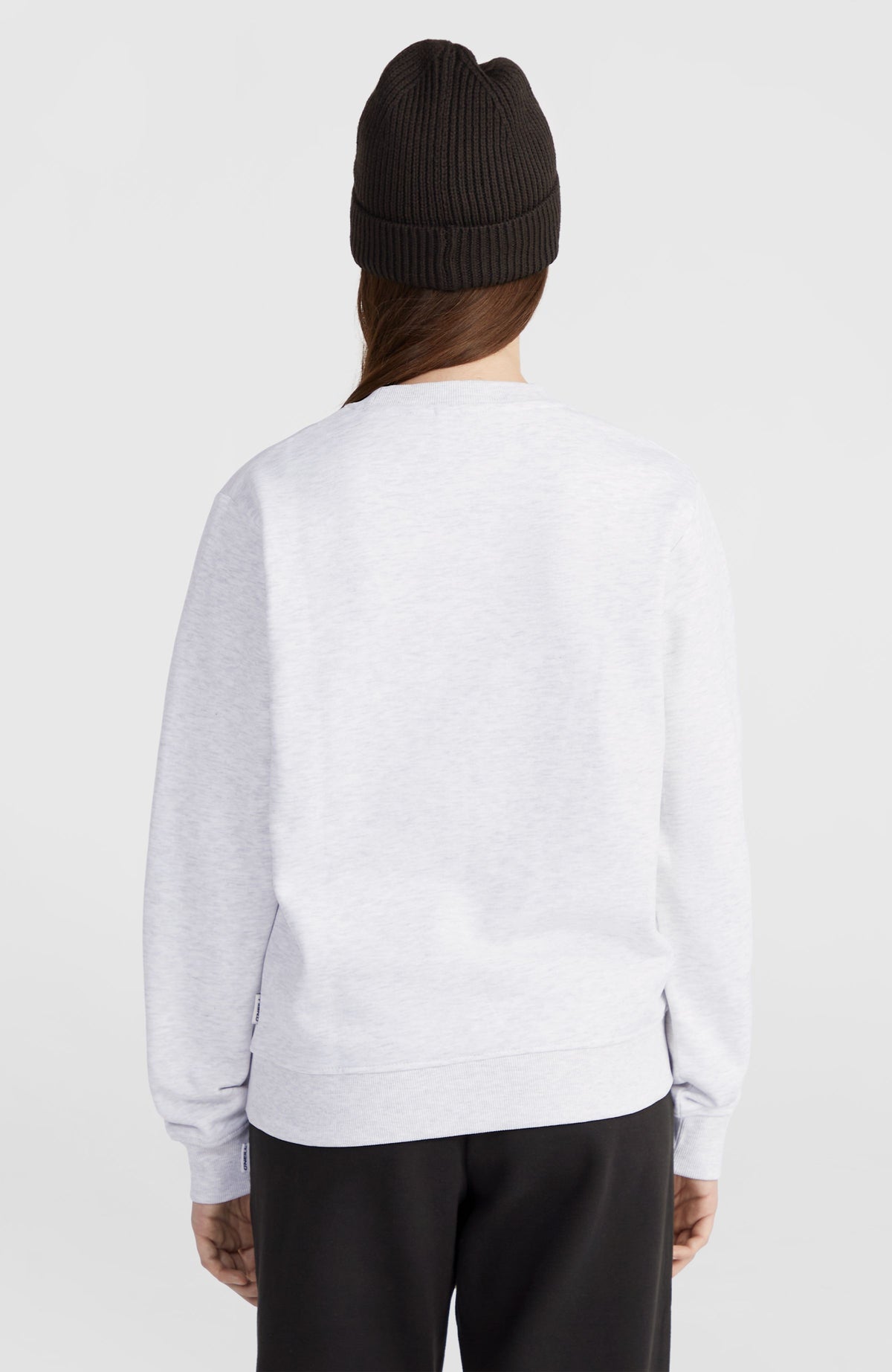 Women of the Wave Crew Sweatshirt für Damen, weiß, Rückansicht am Model mit geripptem Saum