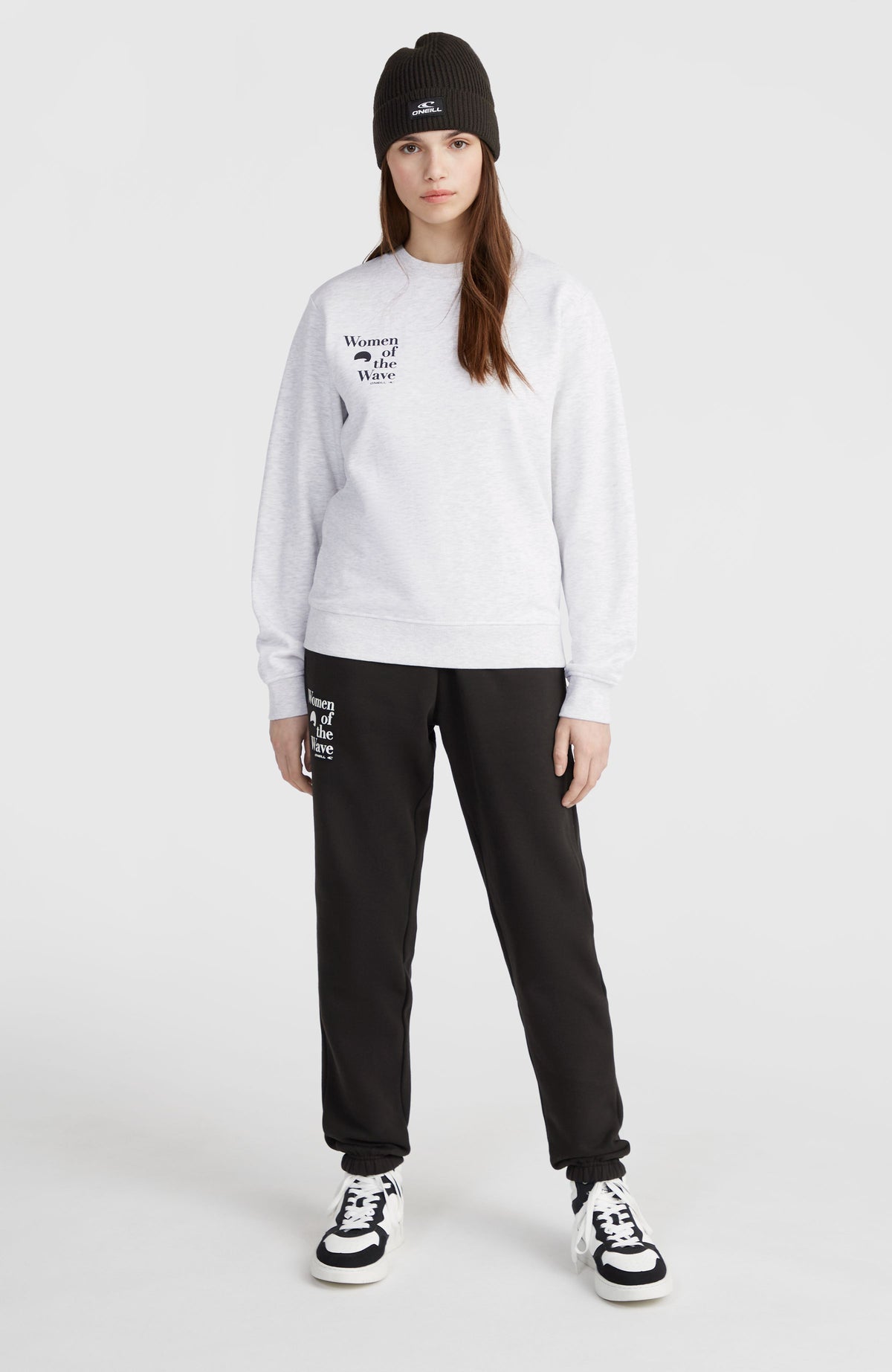 Women of the Wave Crew Sweatshirt für Damen, weiß mit Logo-Print in Schwarz, Ganzkörperansicht am Model