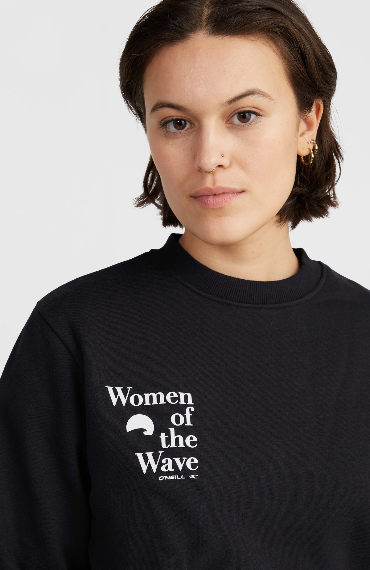 Women of the Wave Crew Sweatshirt für Damen, schwarz mit Logo-Print in Weiß, Nahaufnahme des Rundhalsausschnitts