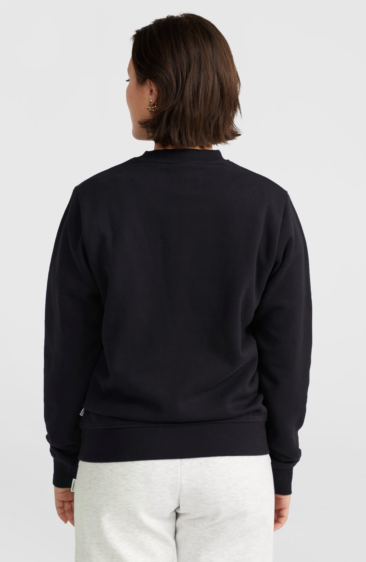 Women of the Wave Crew Sweatshirt für Damen, schwarz, klassische Rückansicht am Model mit geripptem Saum