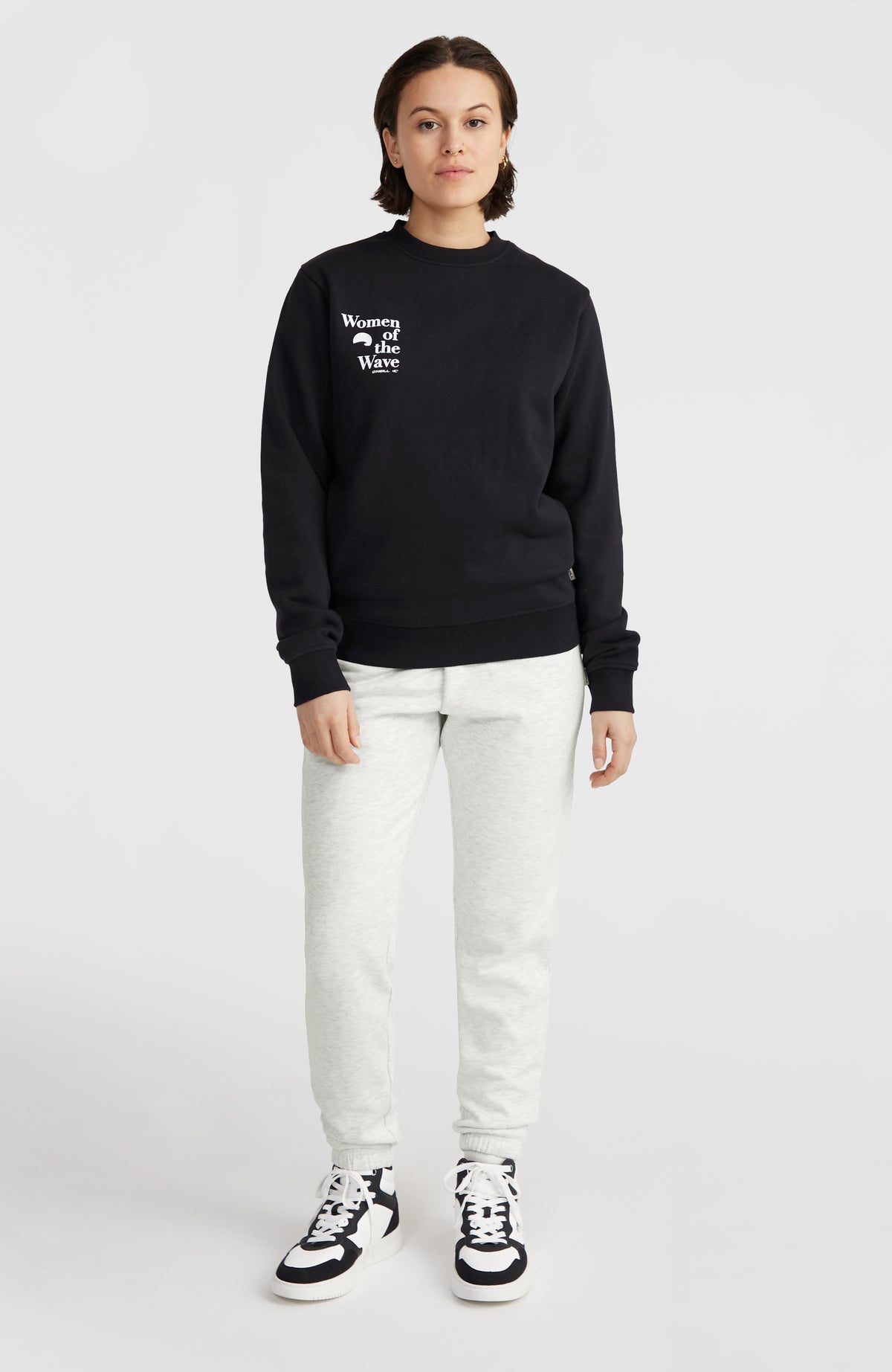 Women of the Wave Crew Sweatshirt für Damen, schwarz mit Logo-Print in Weiß, Ganzkörperansicht von vorne am Model