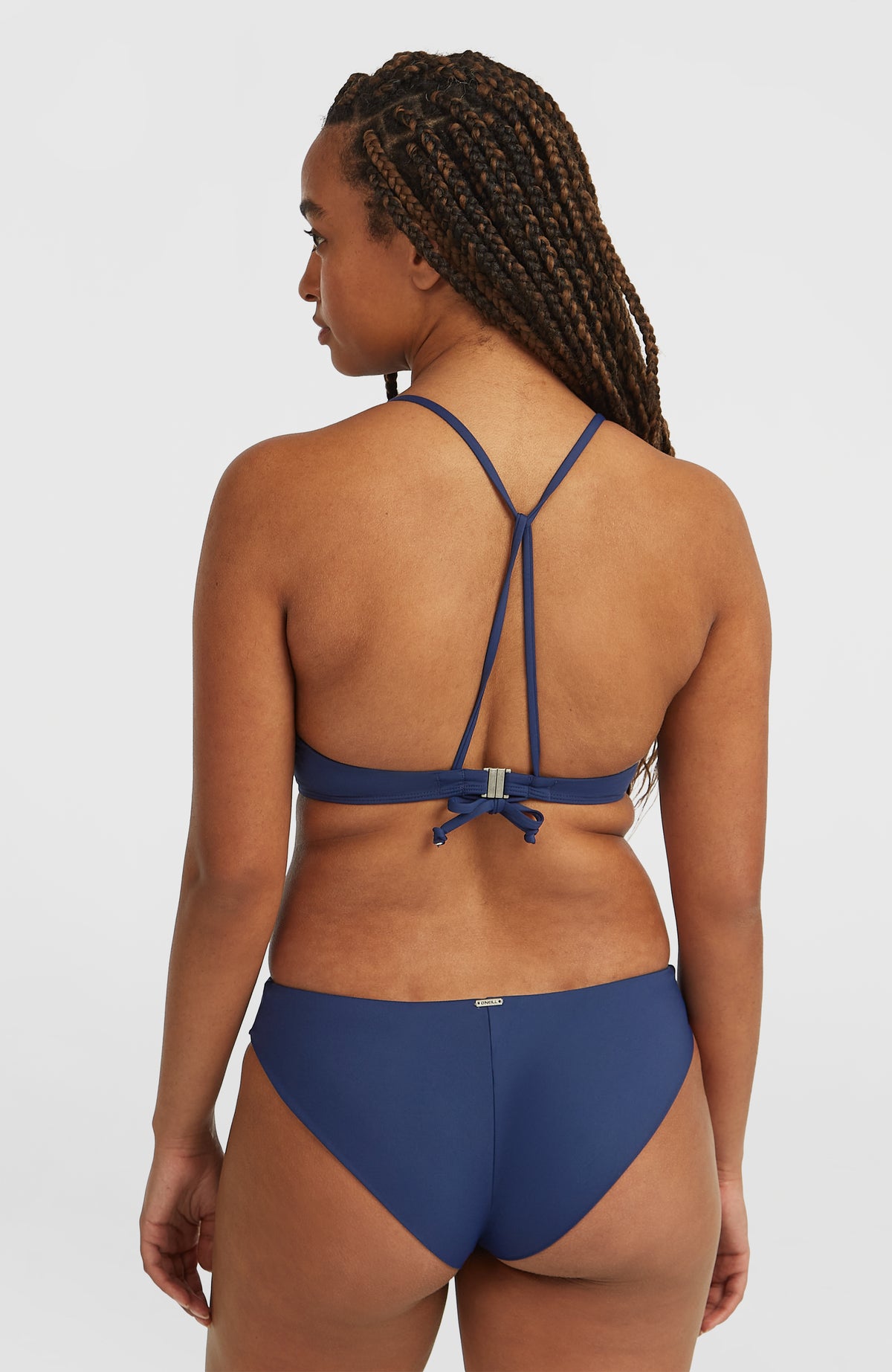 Baay Maoi Bikini-Set für Damen, blau, Rückansicht am Model mit schmalen Trägern und rückseitigem Verschluss