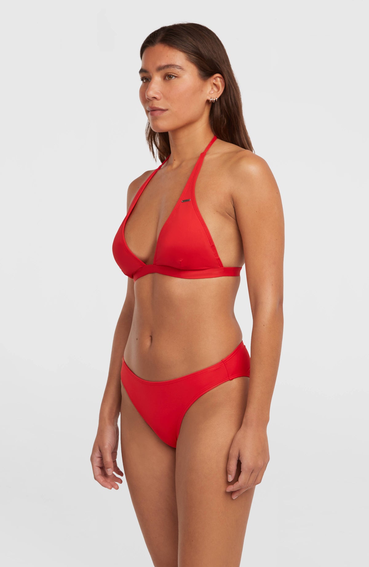 Essentials Maria Cruz Bikini-Set für Damen, rot, Halbprofil-Ansicht, getragen am Model