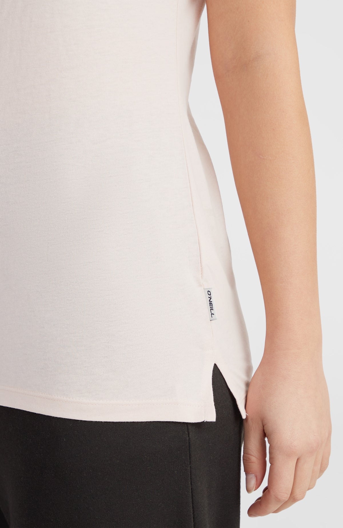 Essentials T-Shirt, pink, Nahaufnahme von Saum und Logo-Label am Model
