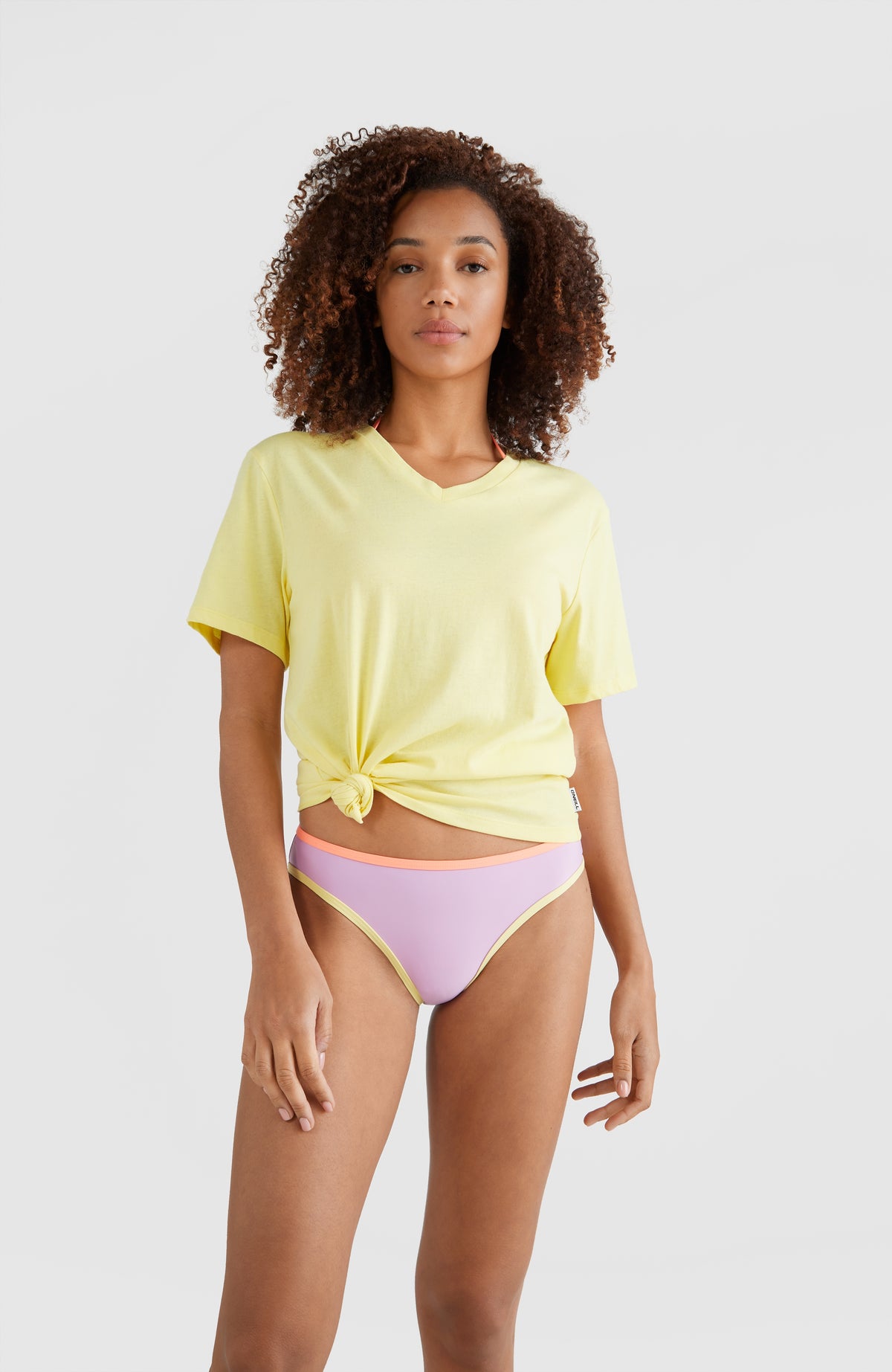 Essentials T-Shirt mit V-Ausschnitt | Sunshine