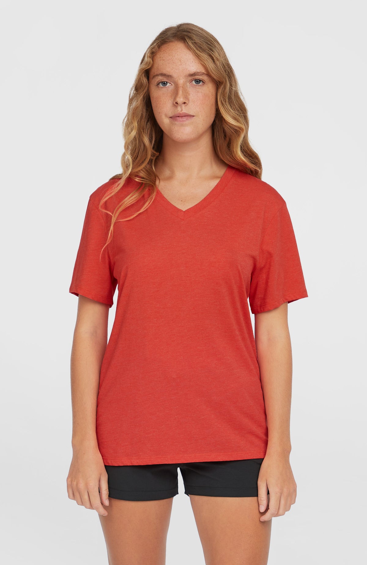 Essentials T-Shirt mit V-Ausschnitt | Sunrise Red