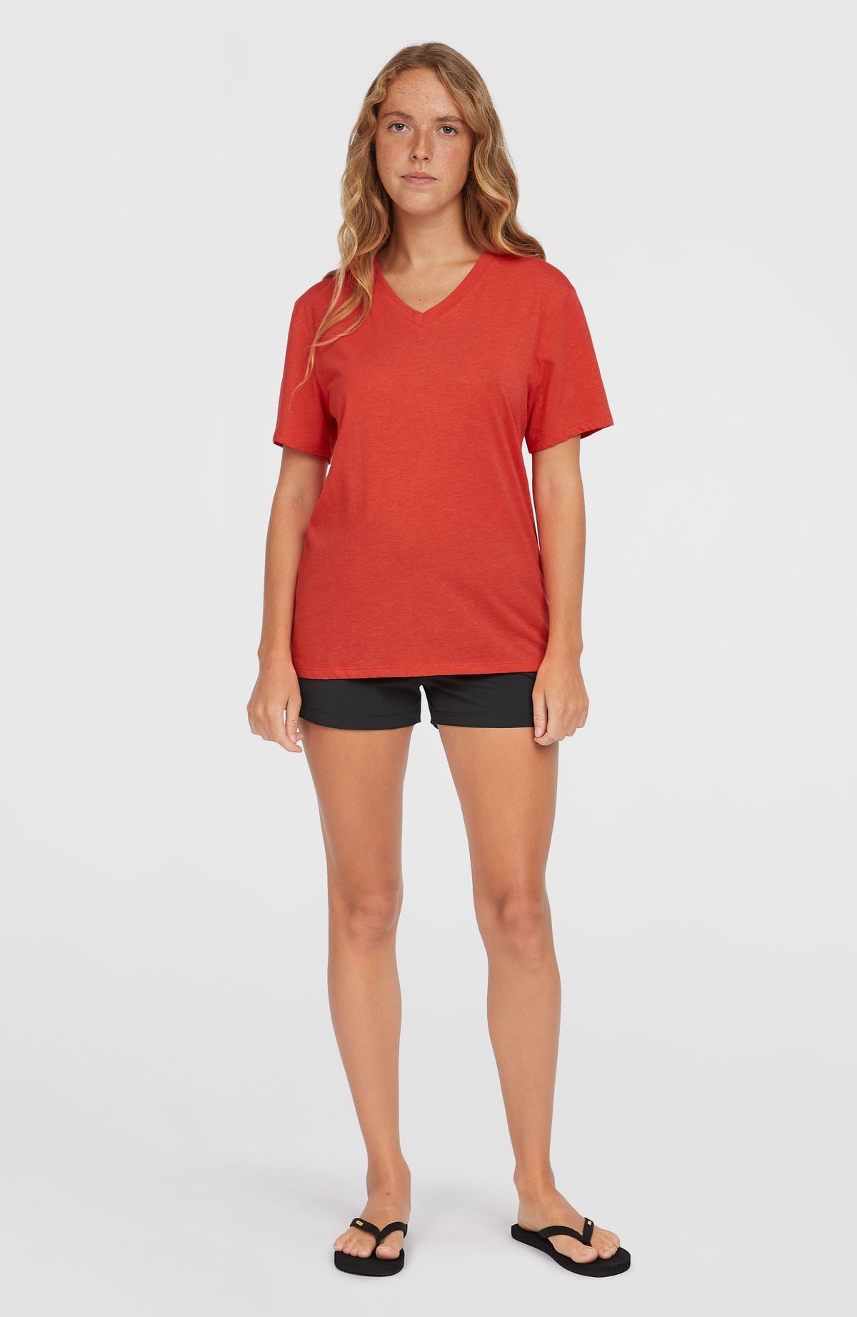 Essentials T-Shirt mit V-Ausschnitt | Sunrise Red